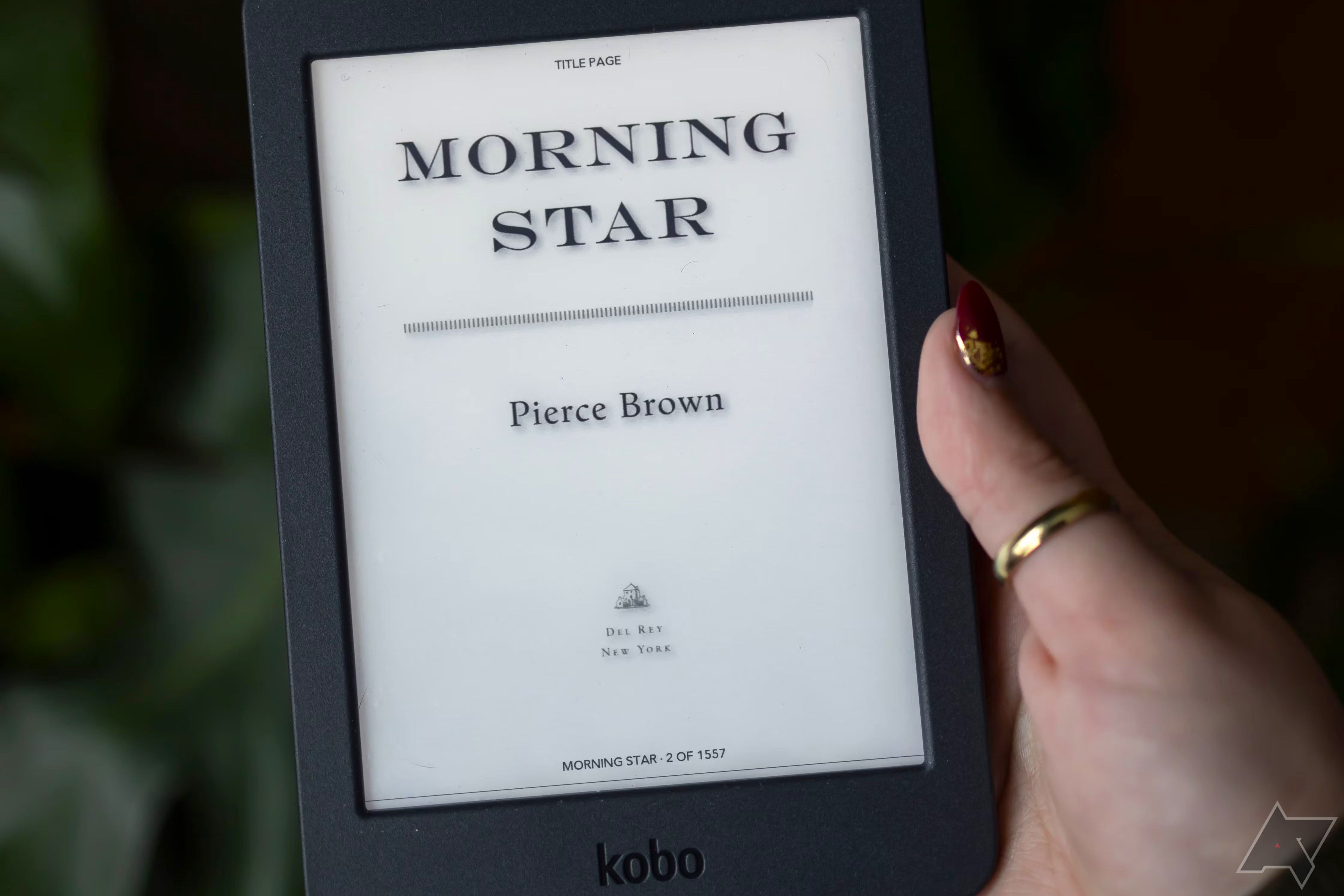 Kobo Nia na mão com uma tela mostrando o livro estrela da manhã