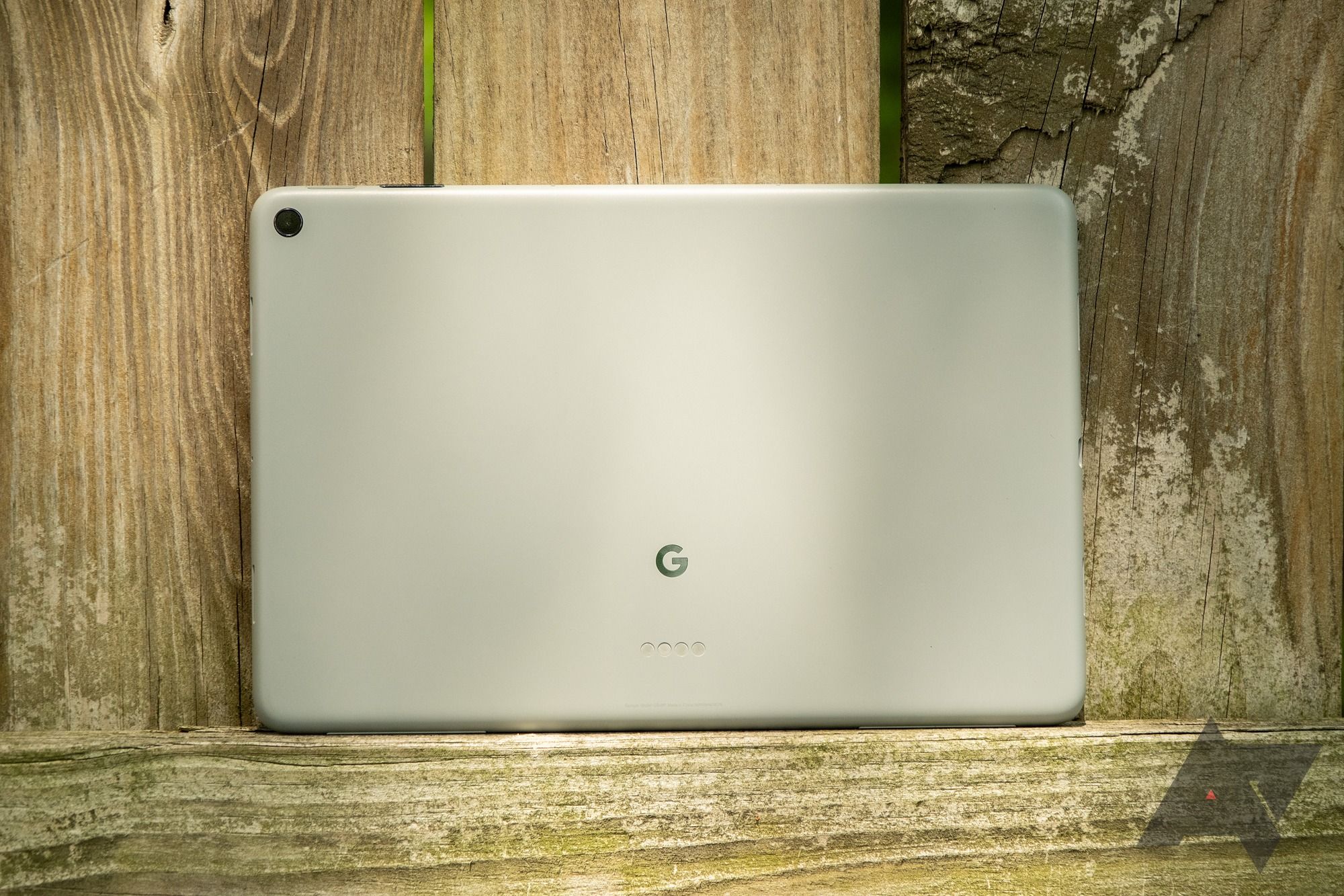 A parte traseira de um tablet Google Pixel