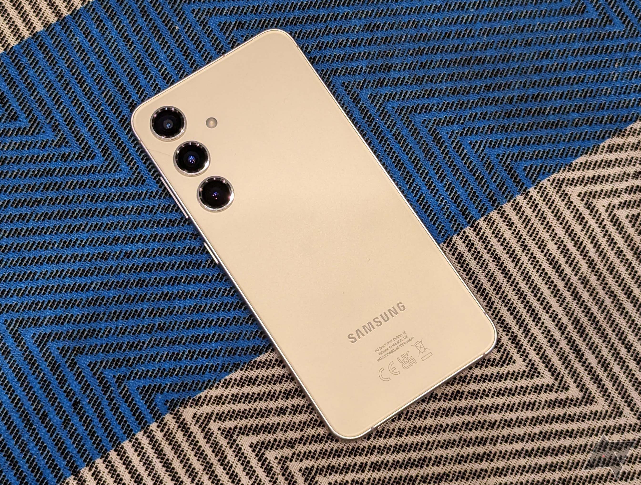A parte traseira do Samsung Galaxy S24 em um fundo estampado