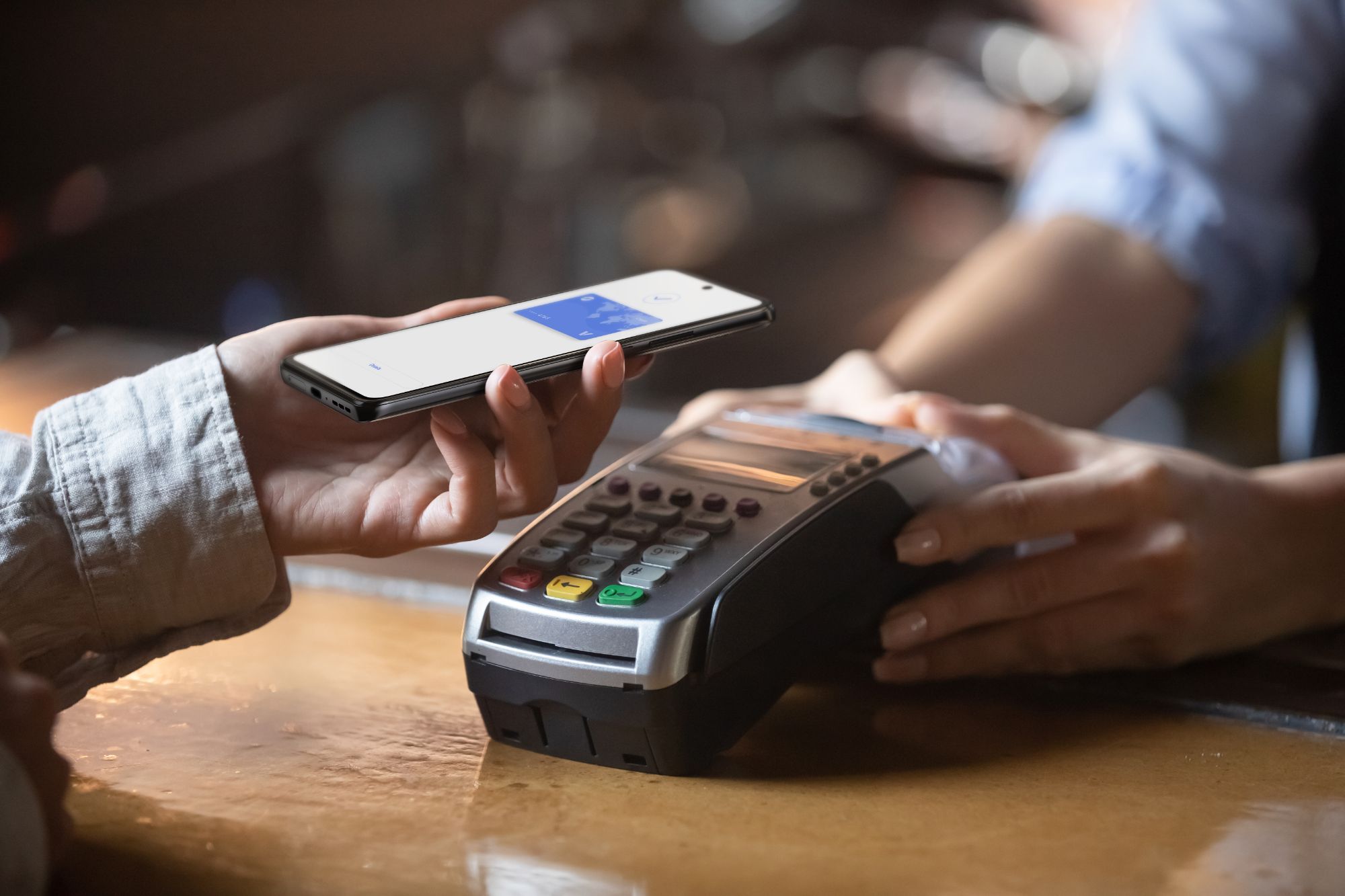 Passar um telefone Edge sobre um dispositivo de pagamento.