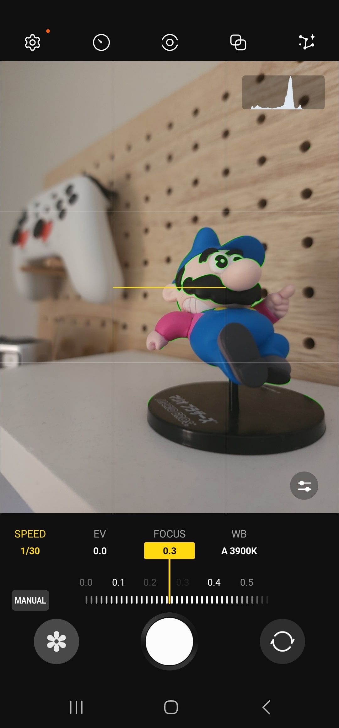 Aplicativo Samsung Expert RAW tirando uma foto de um brinquedo, próximo à câmera.