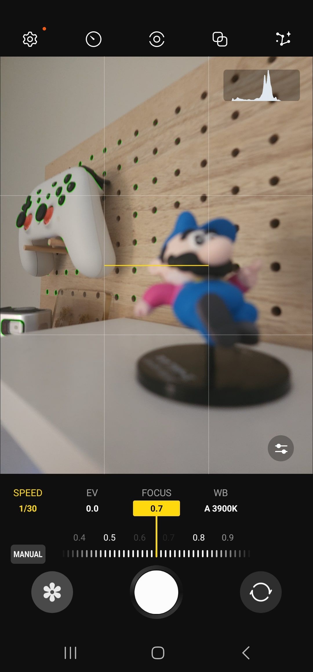 Aplicativo Samsung Expert RAW tirando uma foto de um controlador de jogo, longe da câmera.