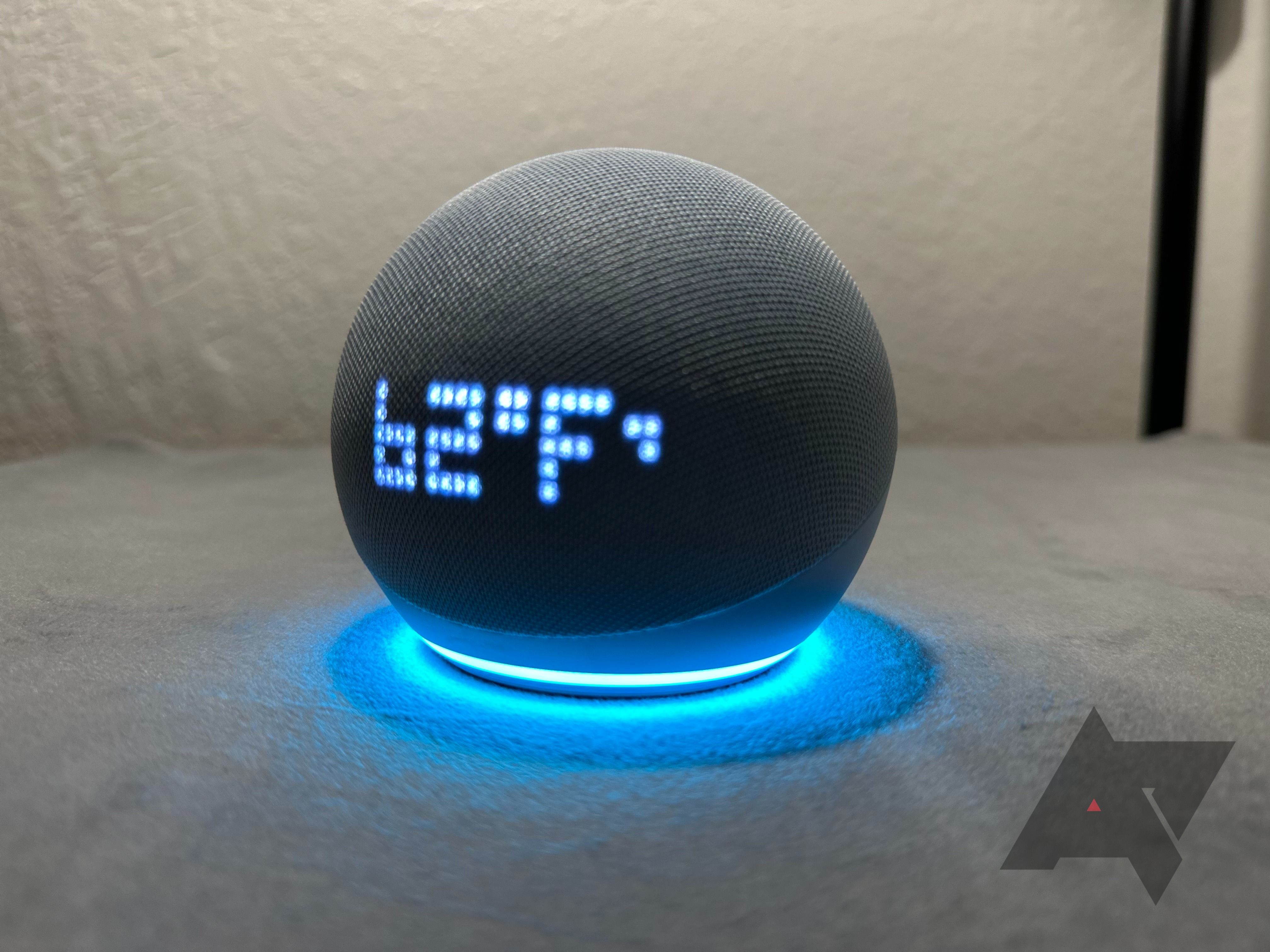 Amazon Echo Dot mostrando a temperatura e uma base iluminada