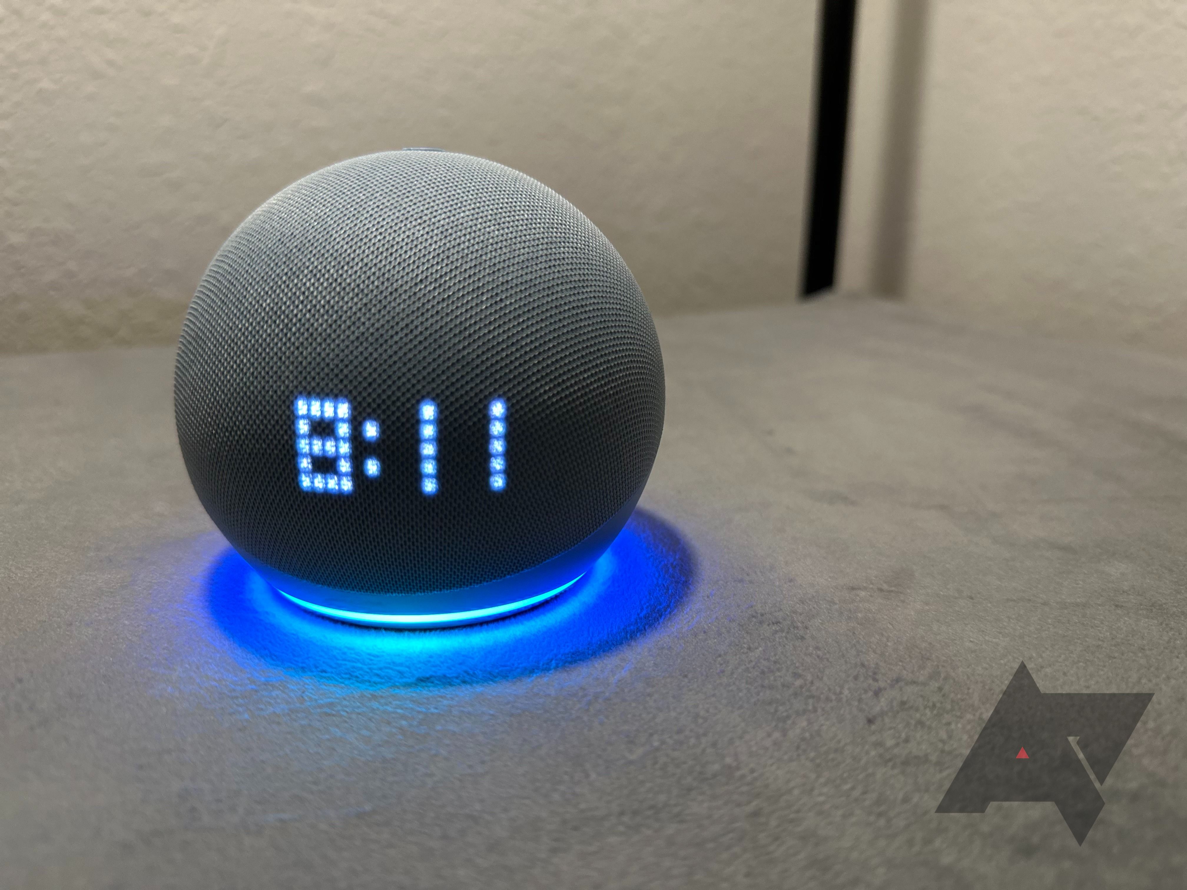 Um Amazon Echo Dot com relógio com uma luz azul brilhante mostrando a hora