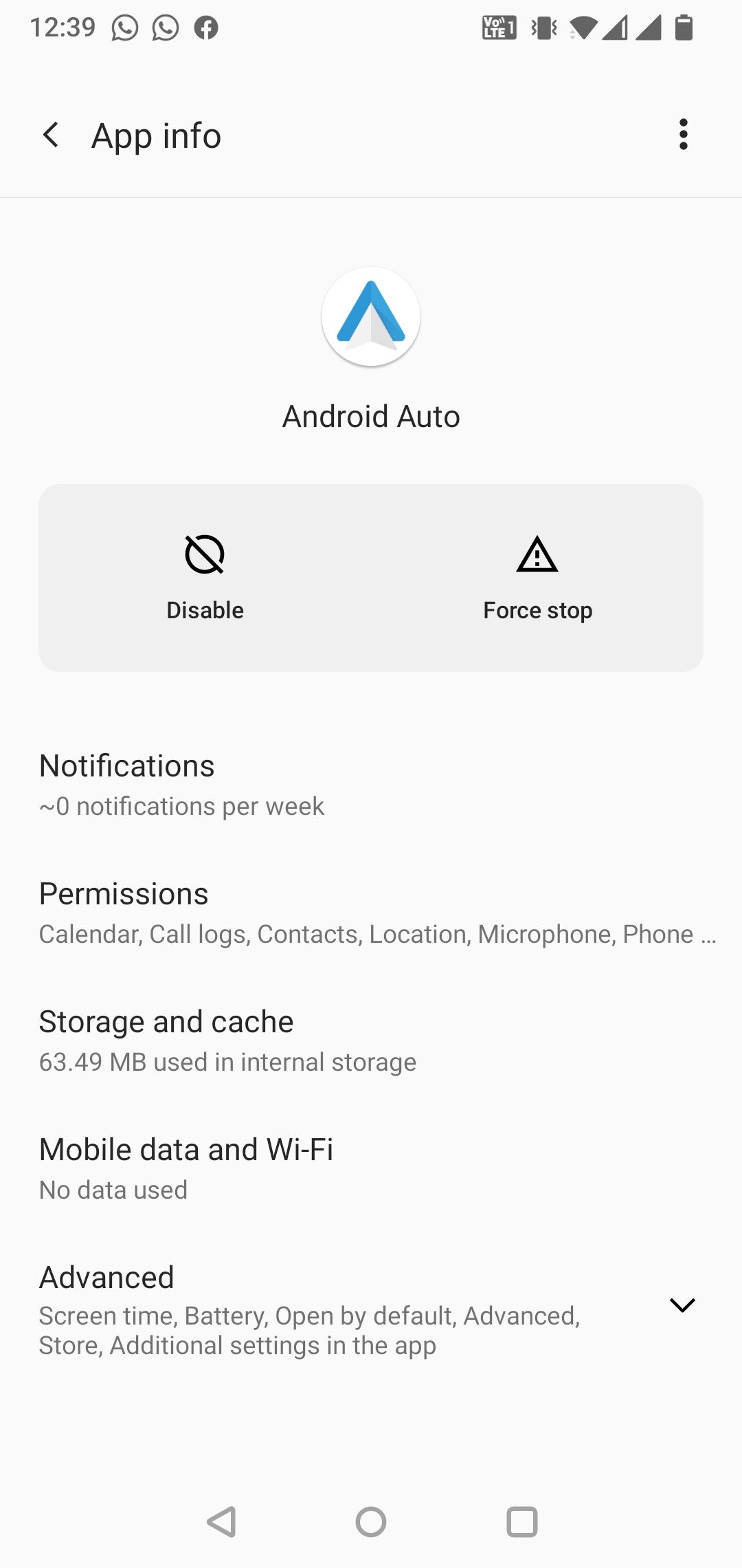 A captura de tela mostra a página de informações do aplicativo Android Auto.  Armazenamento e cache é uma das opções exibidas.