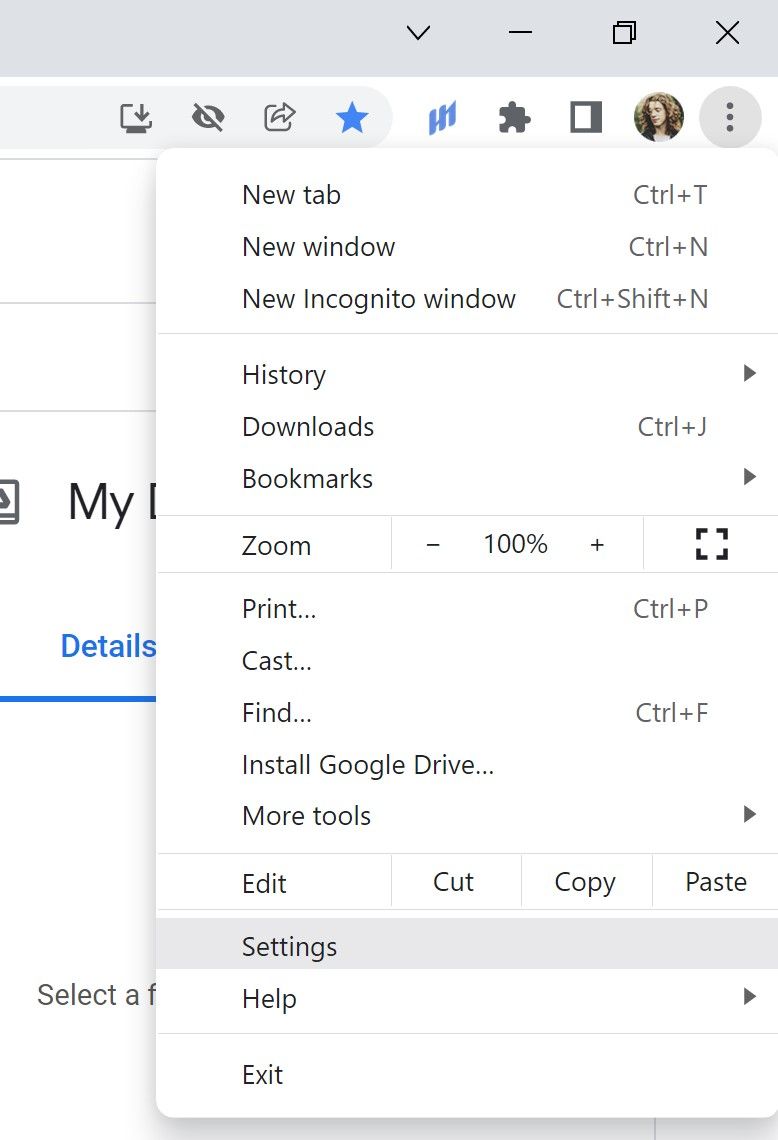 O menu de três pontos no canto superior direito do Google Chrome expandido com a opção Configurações destacada