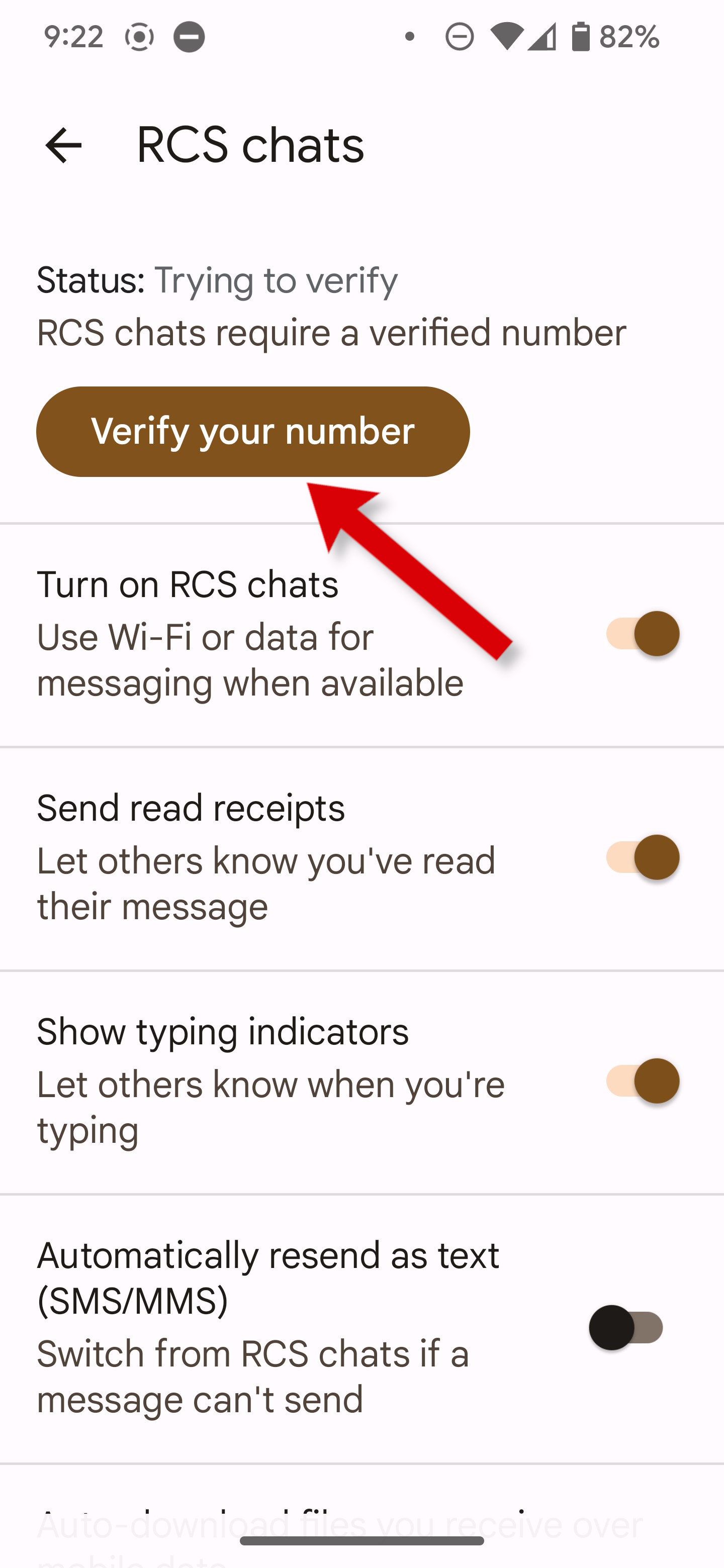 Uma captura de tela das configurações do Mensagens do Google com uma seta apontando para o botão Verifique seu número.
