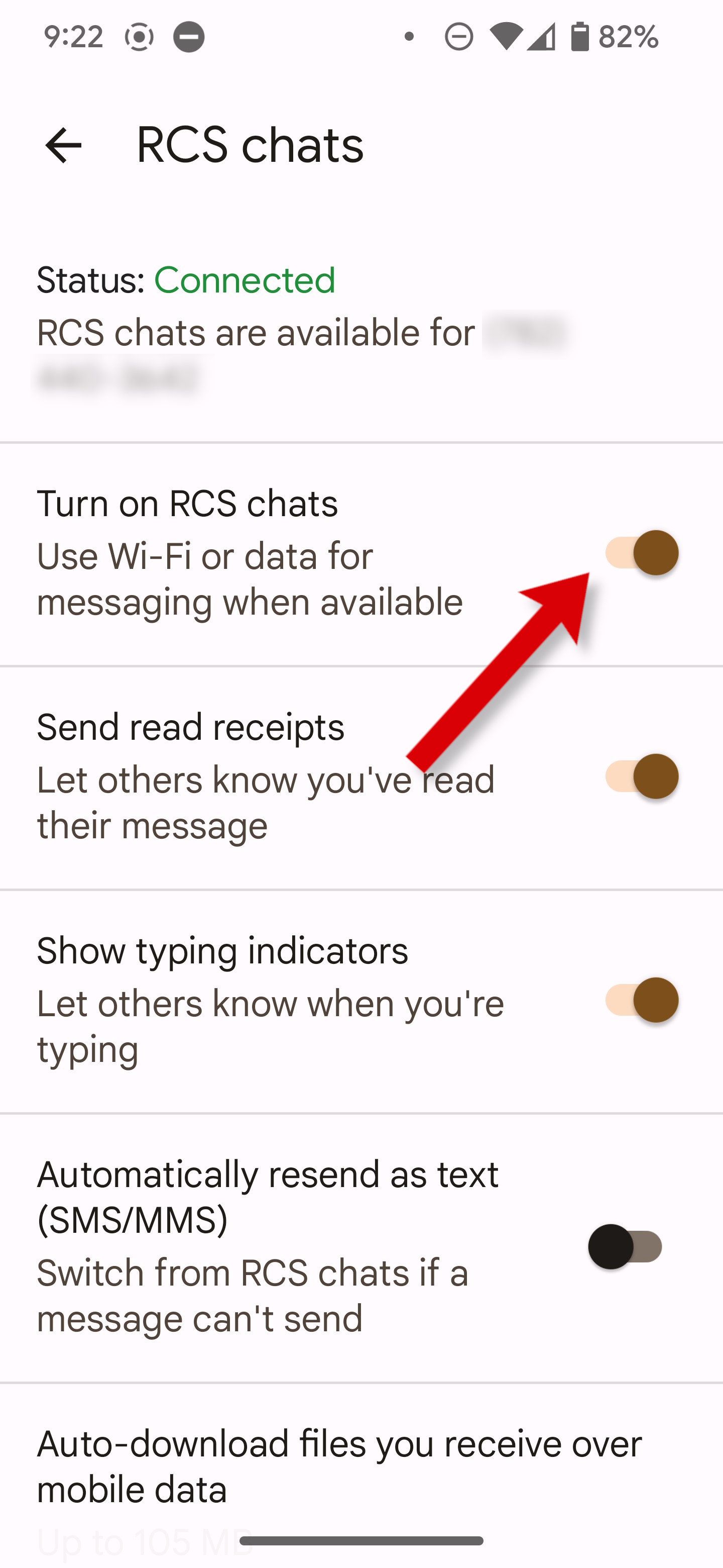 Uma captura de tela das configurações do Mensagens do Google com uma seta apontando para o botão de alternância dos bate-papos RCS.