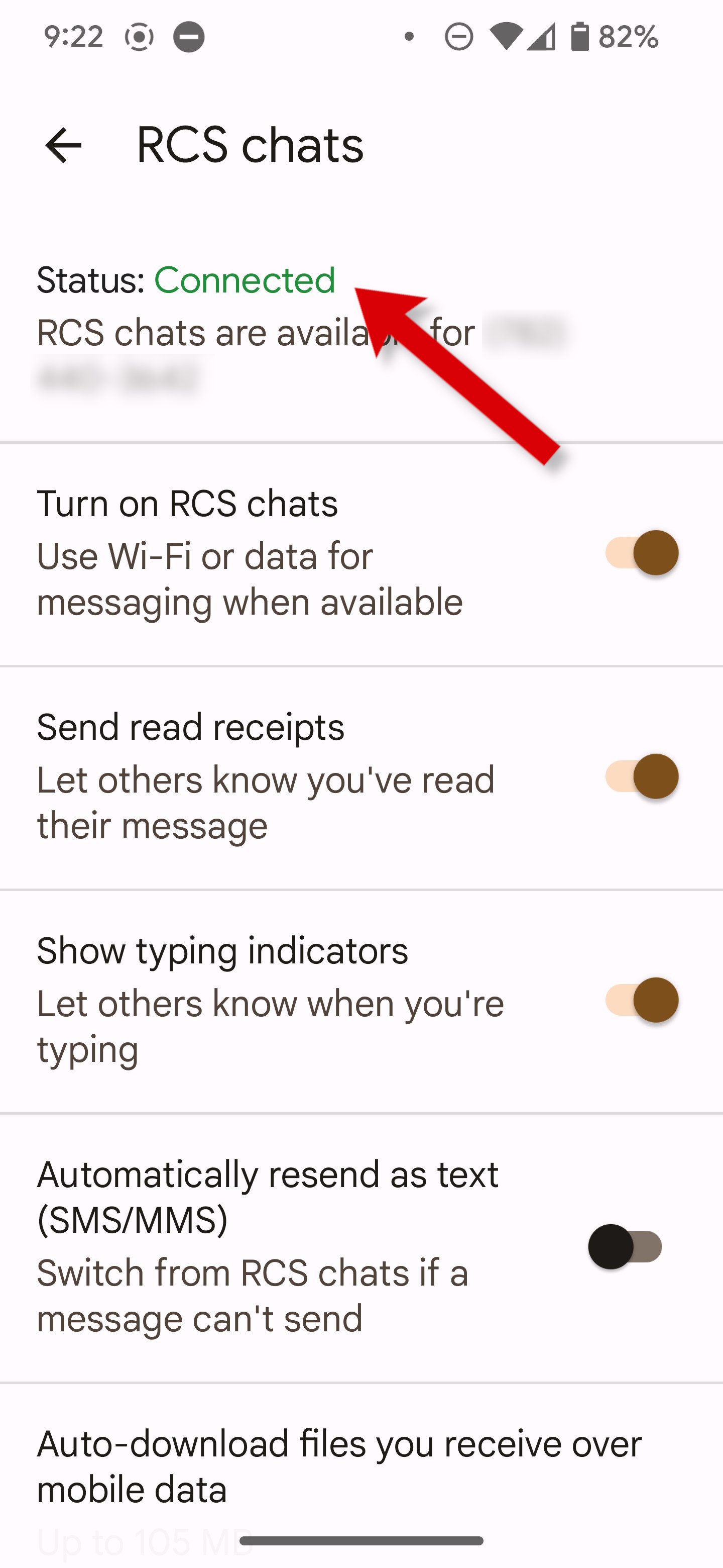 Uma captura de tela das configurações do Mensagens do Google com uma seta apontando para o indicador conectado de bate-papos RCS.