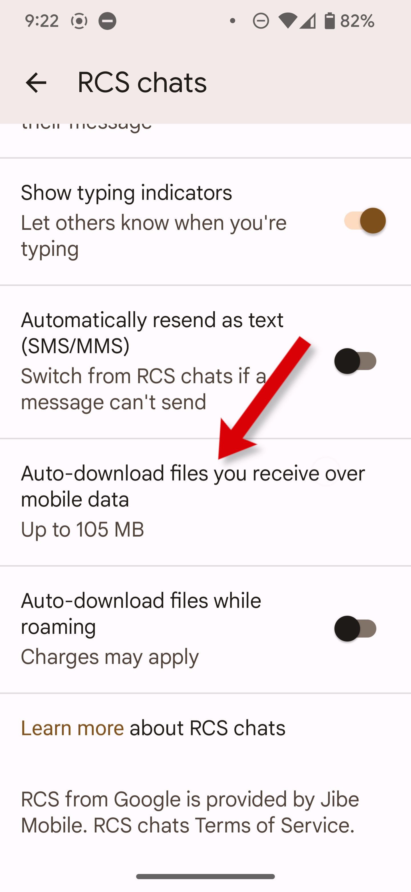 Uma captura de tela das configurações do Mensagens do Google com uma seta apontando para o controle de download automático.