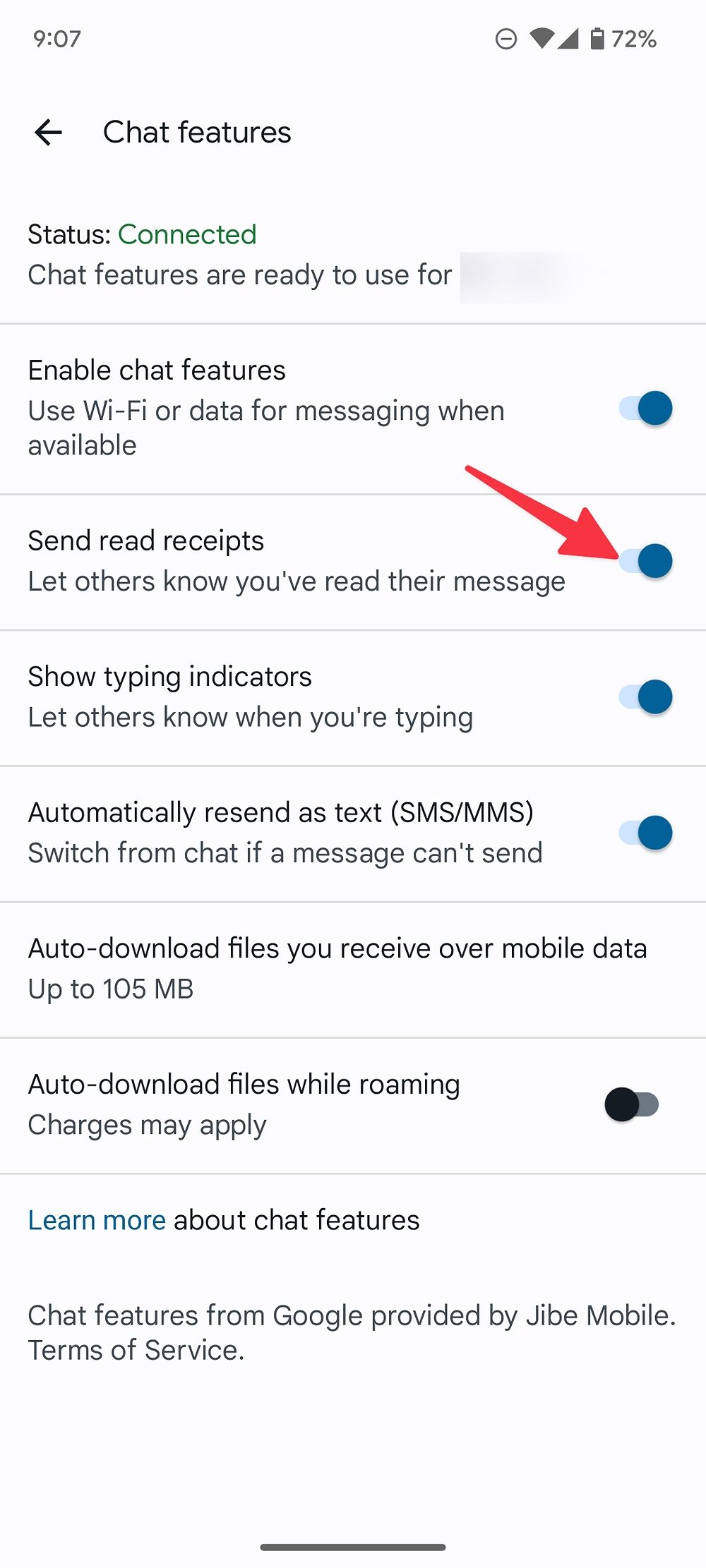 Captura de tela dos recursos de bate-papo do Mensagens do Google, com uma seta indicando o botão de alternância para ativar 'Enviar recibos de leitura'.