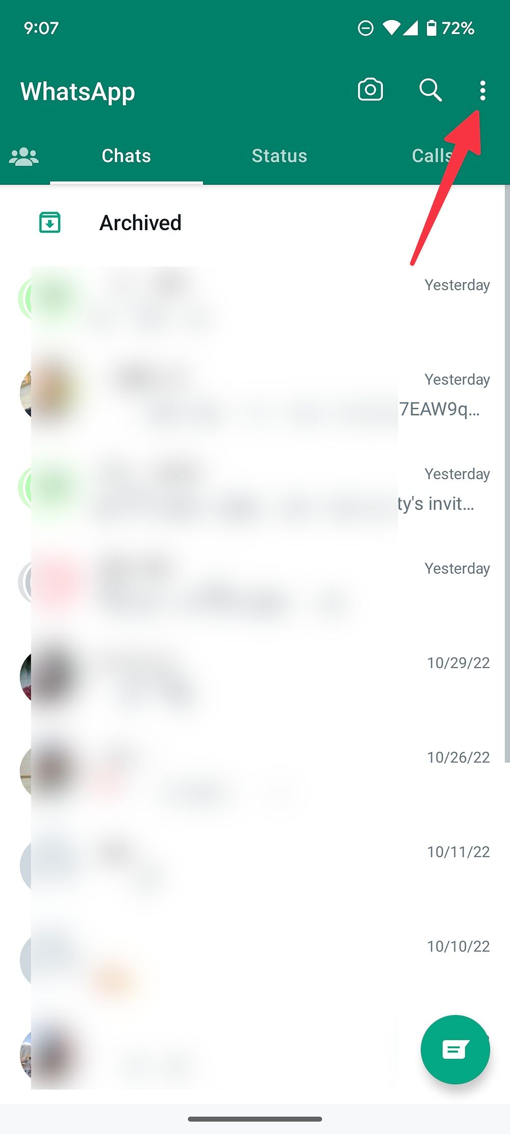 Captura de tela do WhatsApp com uma seta direcionando para a opção ‘Abrir mais menu’.