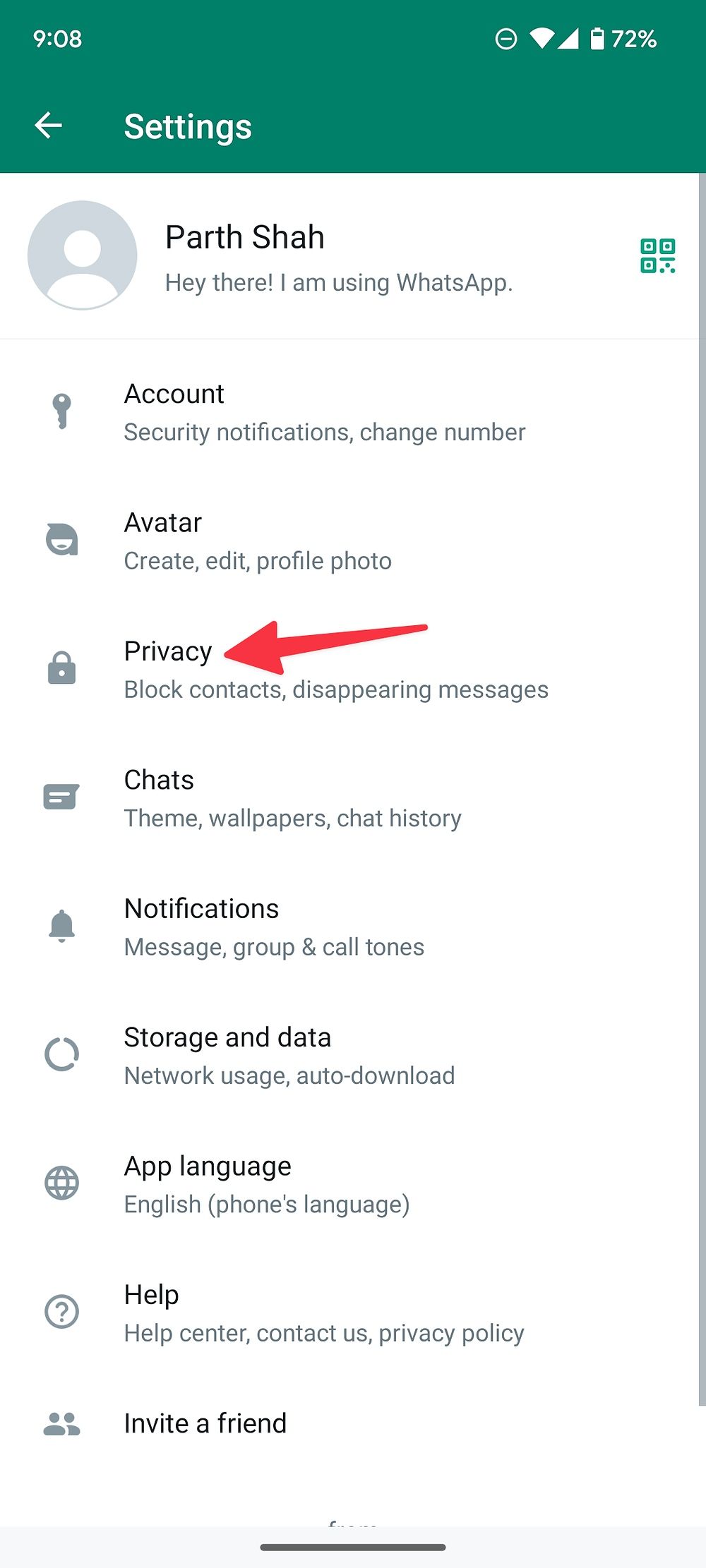 Captura de tela do WhatsApp com uma seta apontando para a opção ‘Privacidade’.