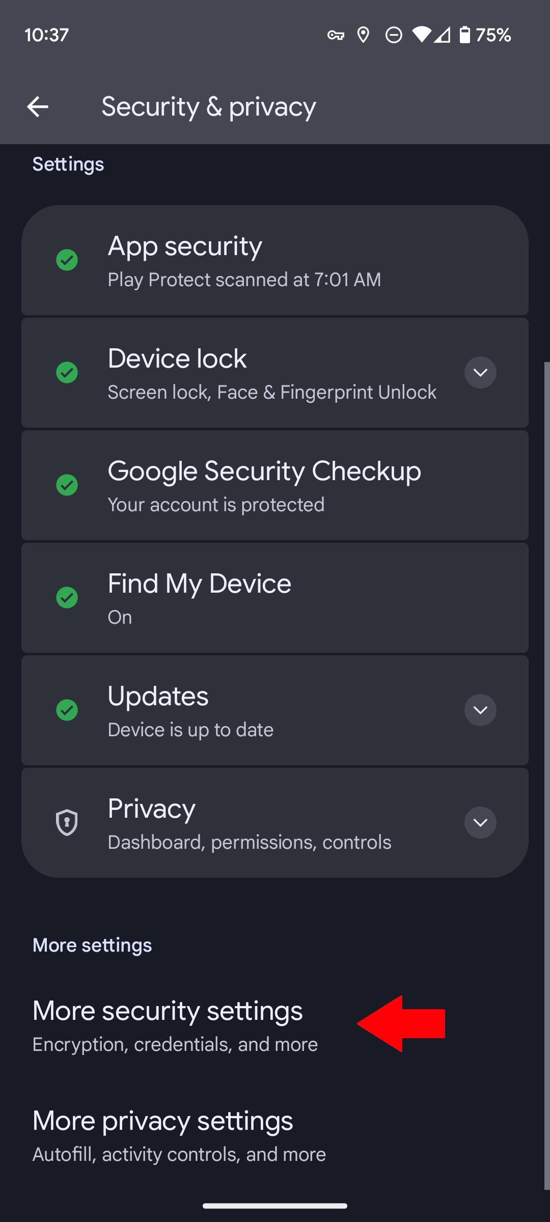 Configurações de segurança e privacidade em um telefone Google Pixel com uma seta vermelha apontando para a opção Mais configurações de segurança