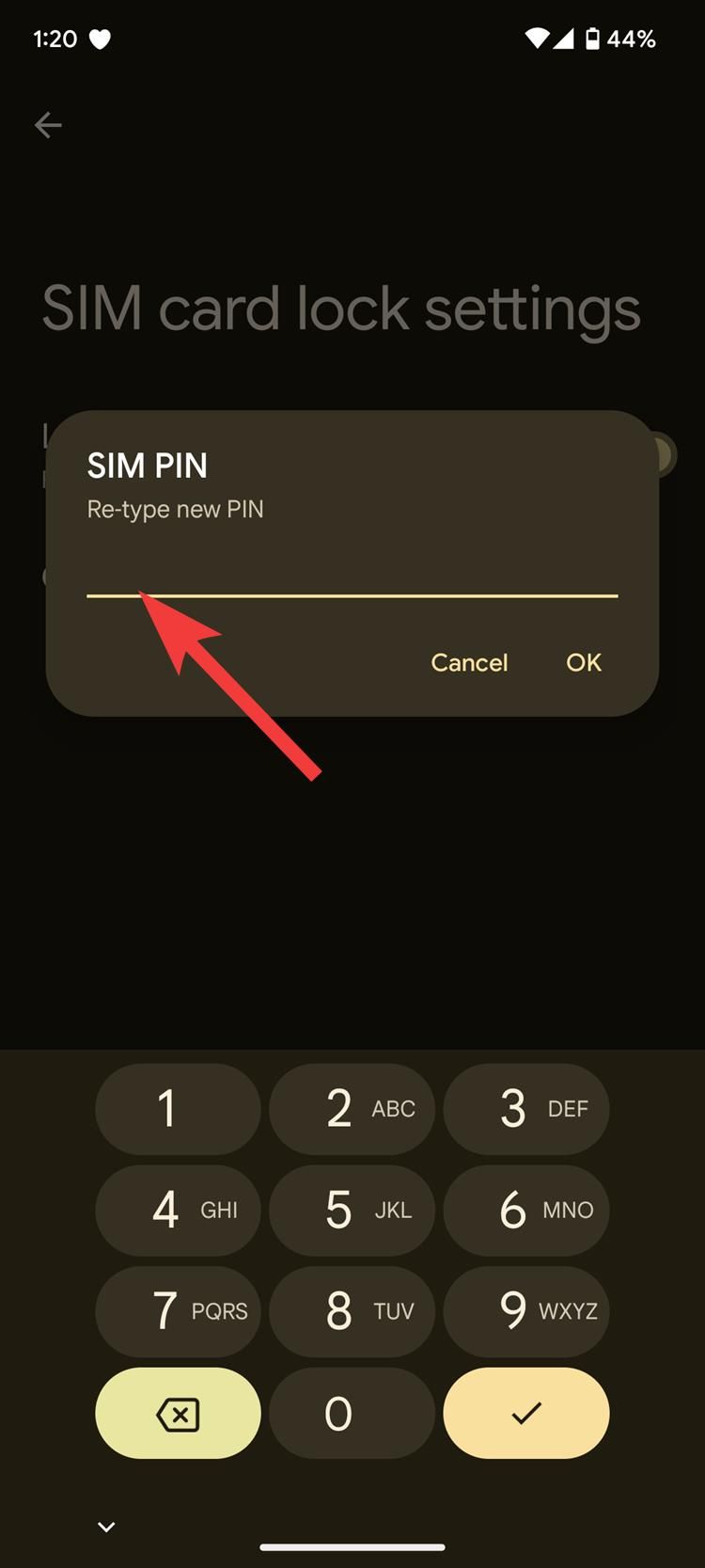 A caixa de diálogo PIN do SIM solicitando que você insira seu novo PIN do SIM em um smartphone Pixel com uma seta vermelha apontando para a linha de entrada