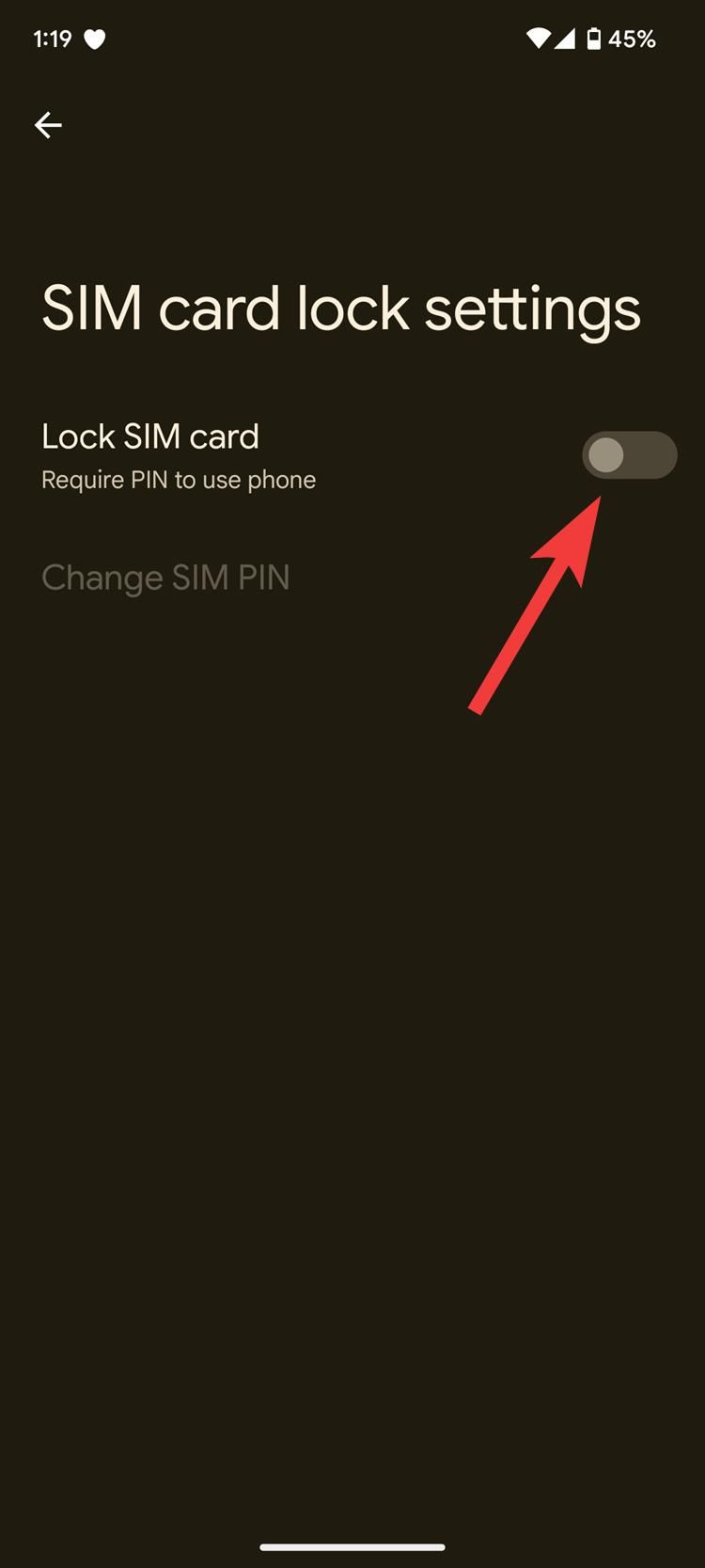 Configurações de bloqueio do cartão SIM em um telefone Google Pixel com uma seta vermelha apontando para o botão Bloquear cartão SIM