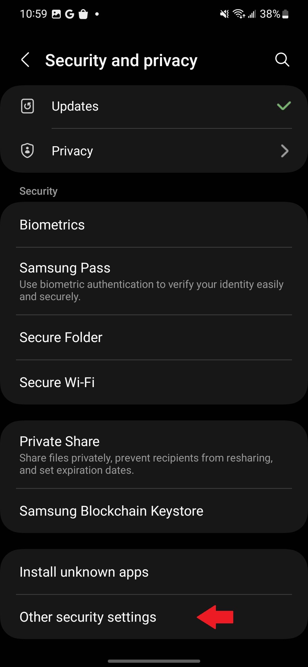 Configurações de segurança e privacidade em um telefone Samsung com uma seta vermelha apontando para a opção Outras configurações de segurança