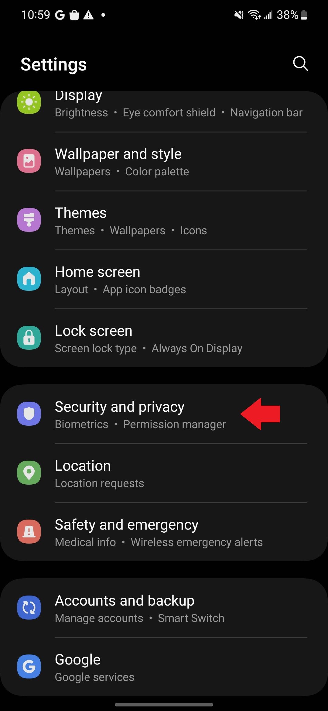 O aplicativo Samsung Settings com uma seta vermelha apontando para a opção Segurança e privacidade