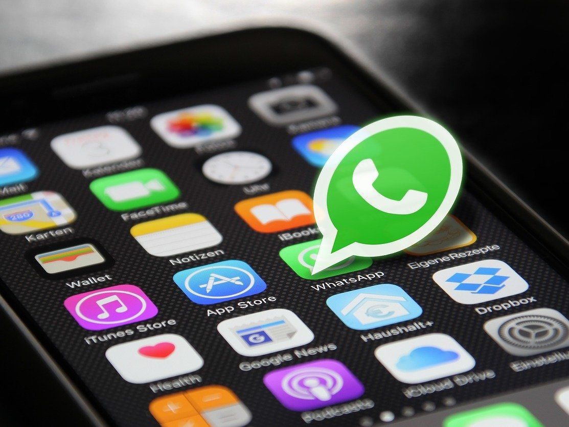 Tela inicial do smartphone com logotipo do aplicativo WhatsApp em destaque