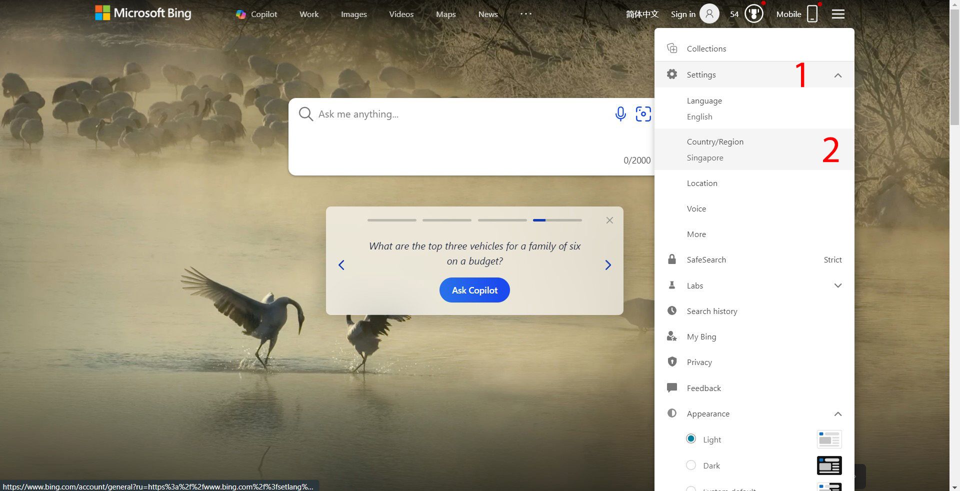 Uma captura de tela da página inicial do Bing com um menu suspenso de configurações aberto, mostrando opções incluindo SafeSearch definido como ‘Estrito’ e País/Região definido como Cingapura.