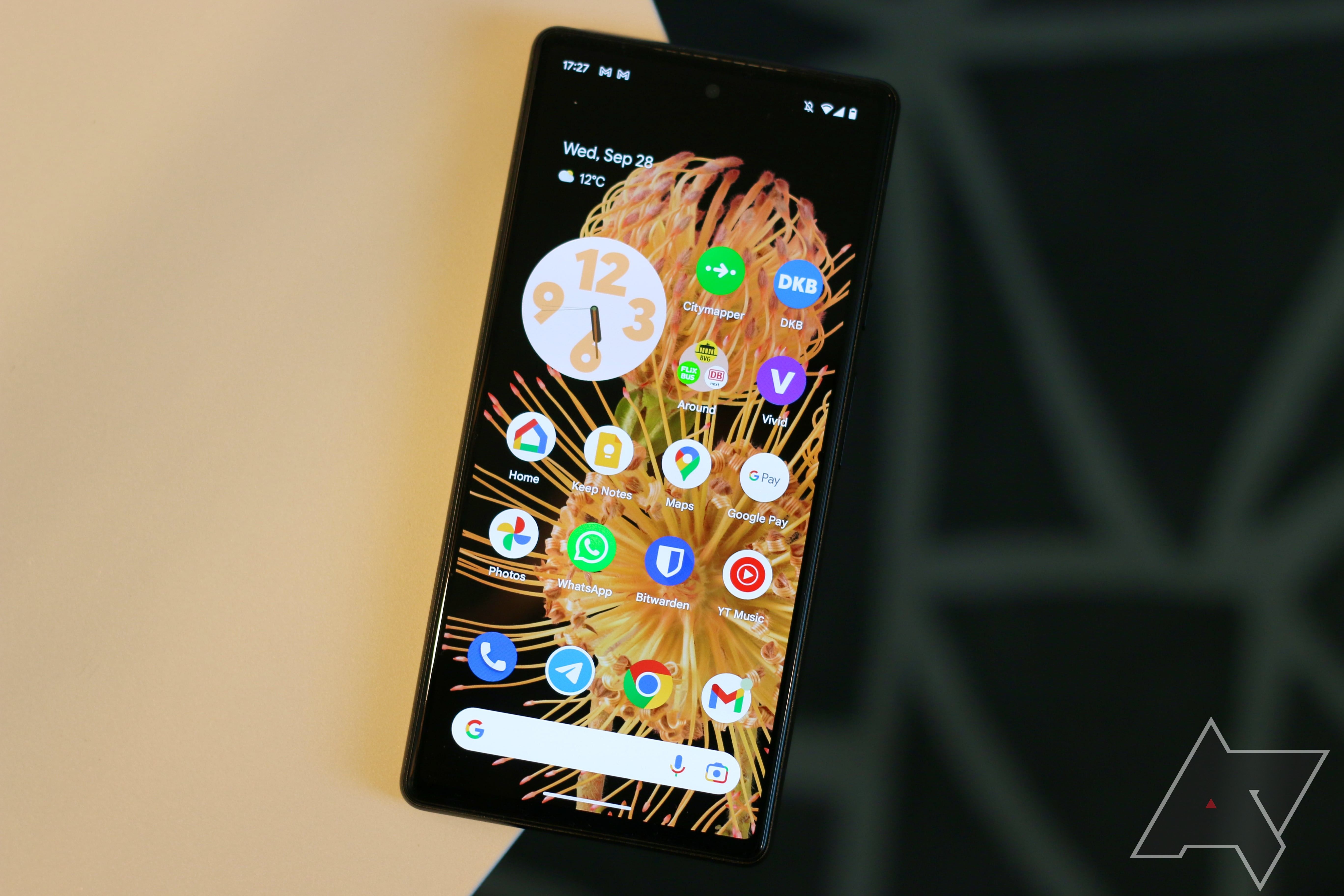 Um telefone Google Pixel 6 com Android 13 e sem ícones temáticos na tela inicial