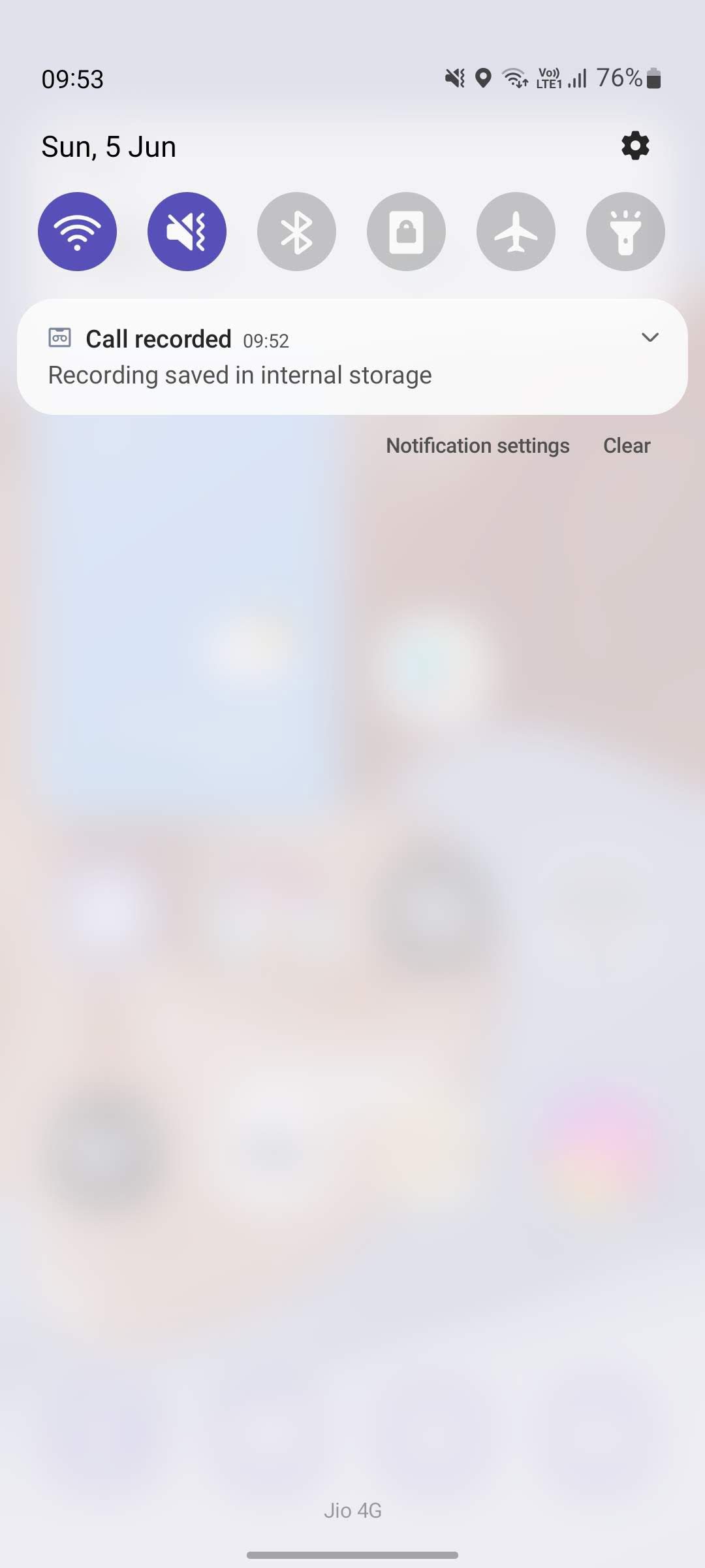 Captura de tela mostrando uma chamada gravada na aba de notificações de um telefone Samsung