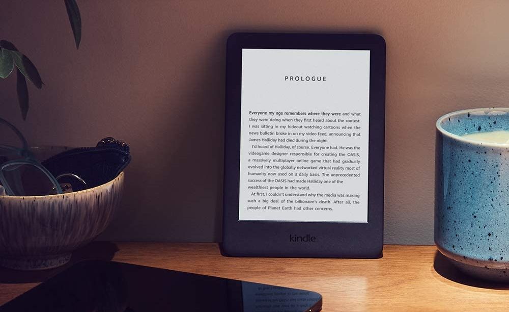 Um e-reader Kindle colocado sobre uma mesa