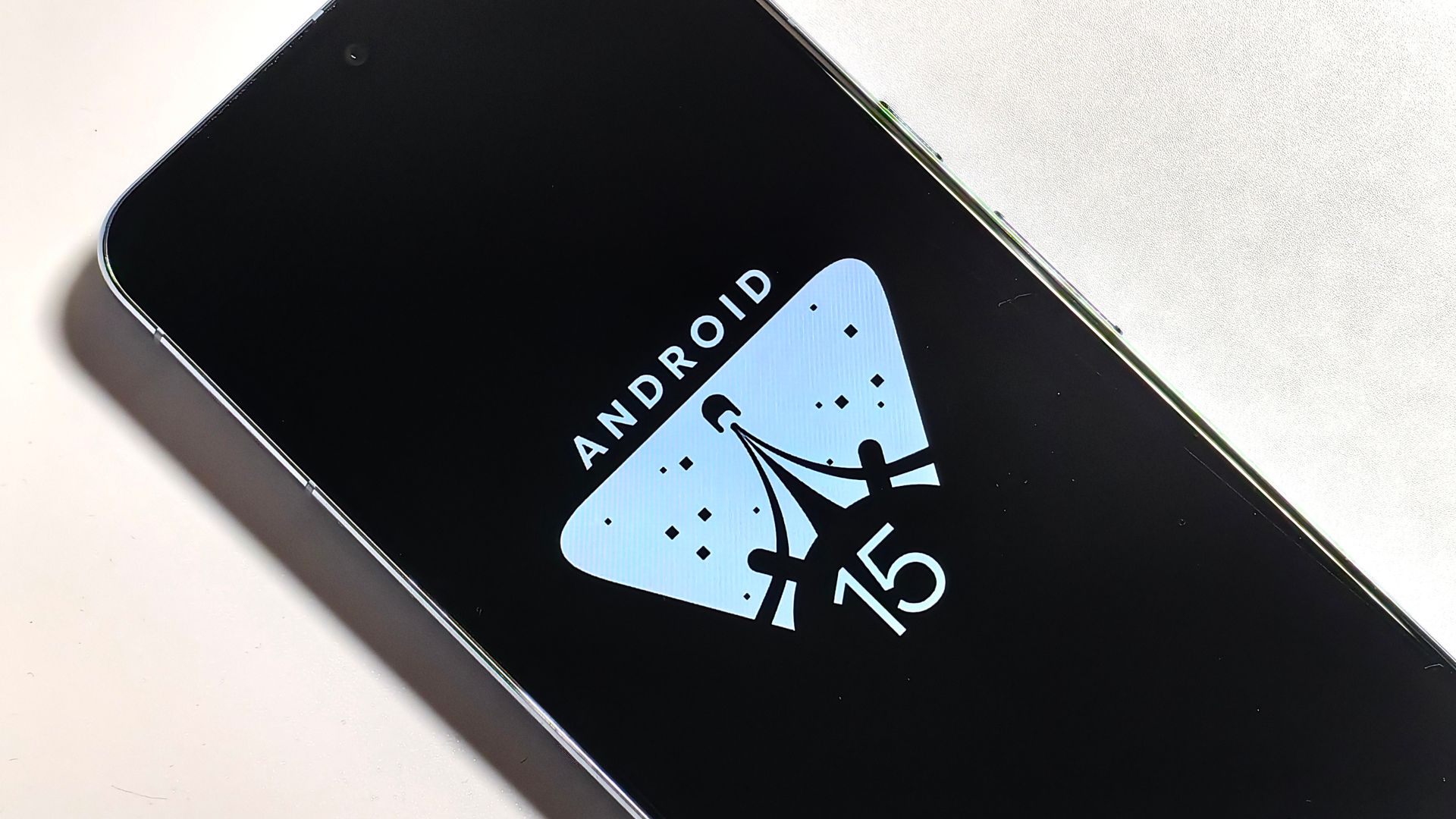 O logotipo do Android 15 na tela do telefone