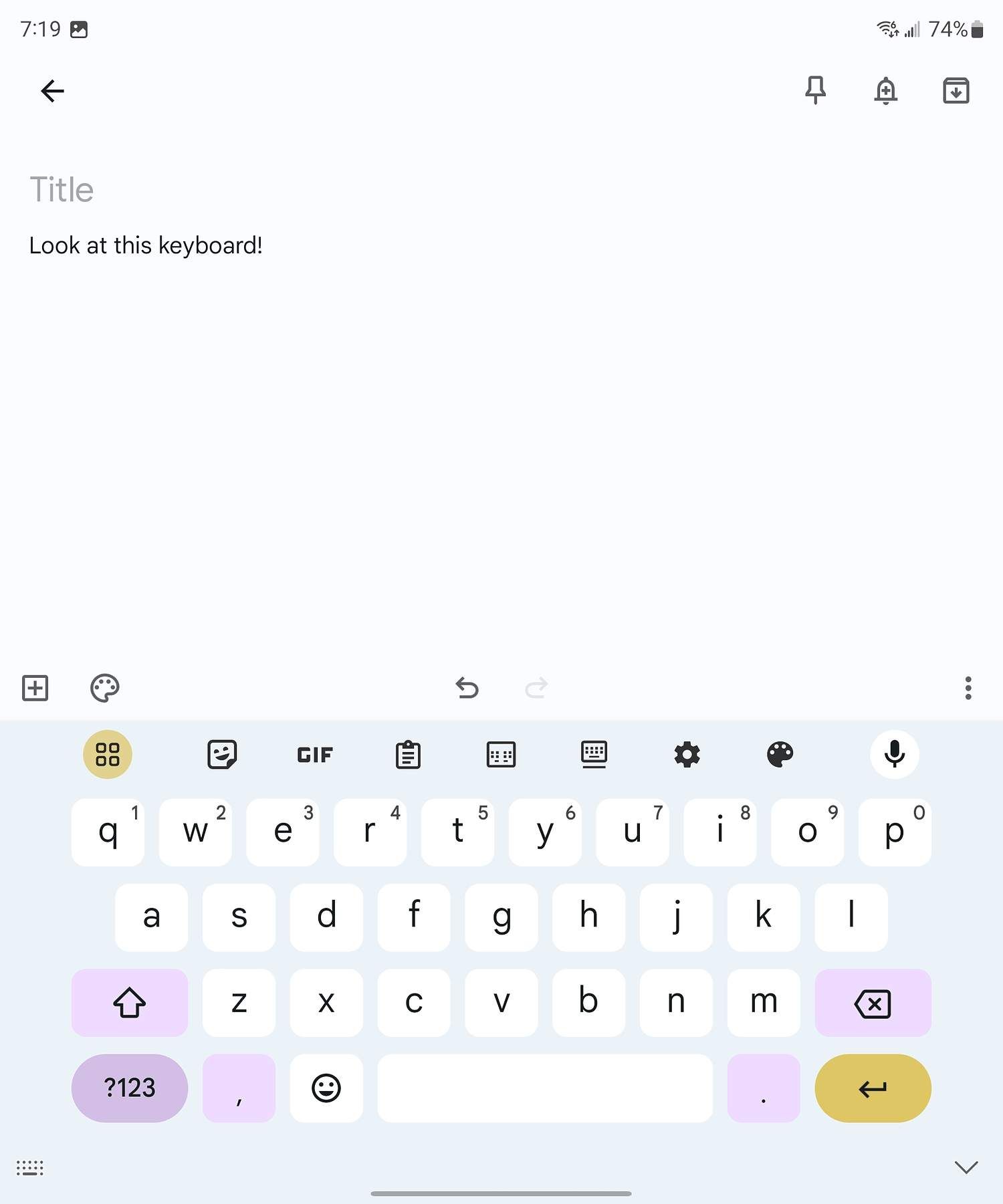 Gboard aberto no Google Keep com cores personalizadas em um Galaxy Z Fold 5.