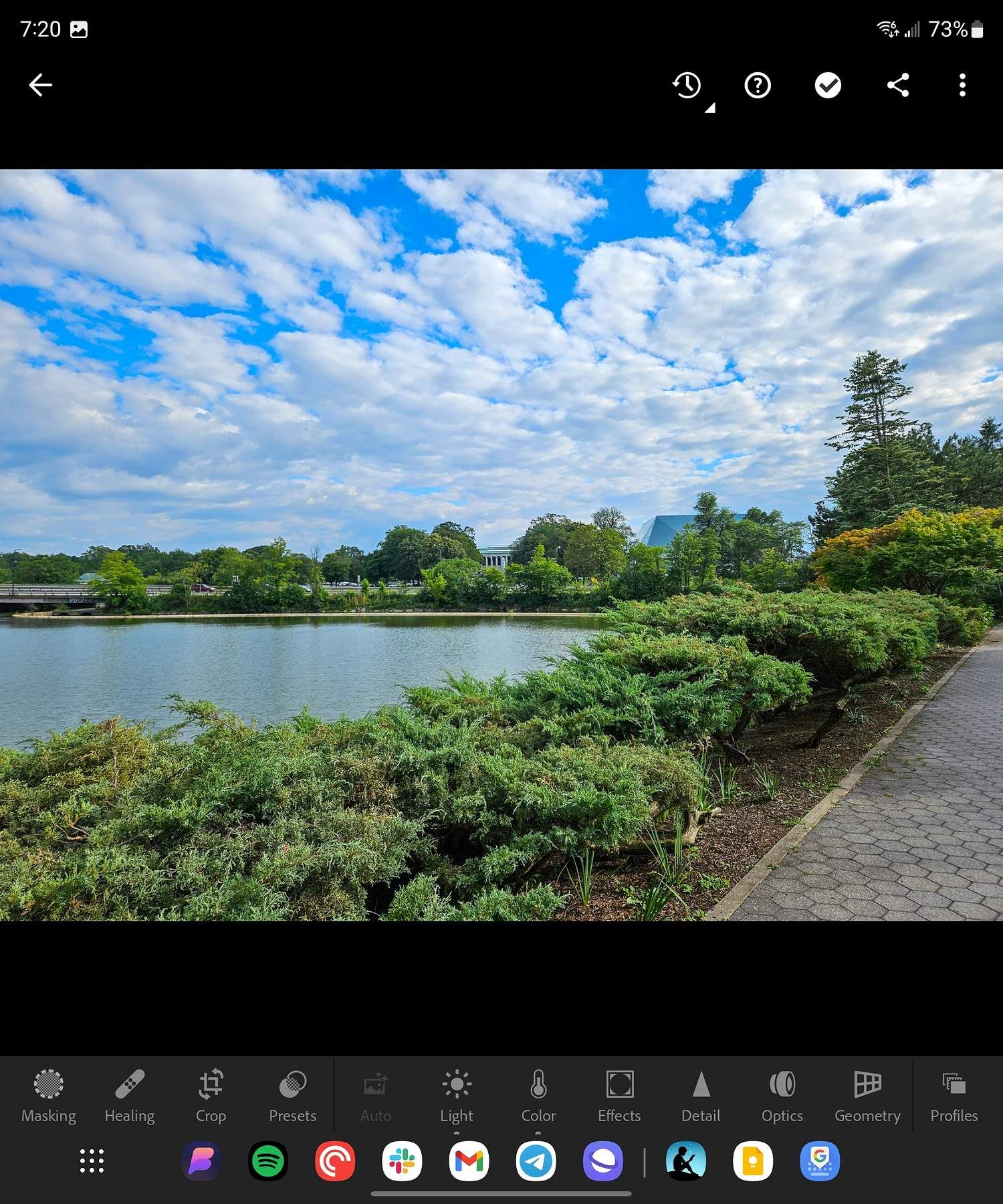 Lightroom aberto em um Galaxy Z Fold 5 com a foto de um lago sendo editada.