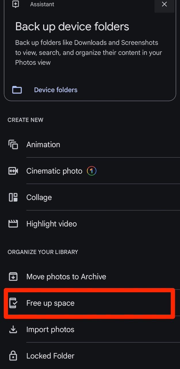 Selecionando a opção Liberar espaço no menu Utilitários do Google Fotos