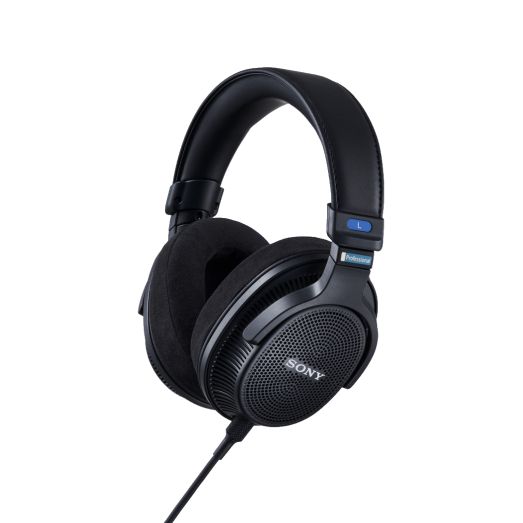 Fones de ouvido Sony MDR-MV1 pretos posicionados em ângulo sobre fundo branco