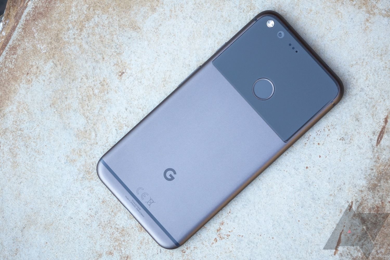 Um Google Pixel de primeira geração em uma superfície leve