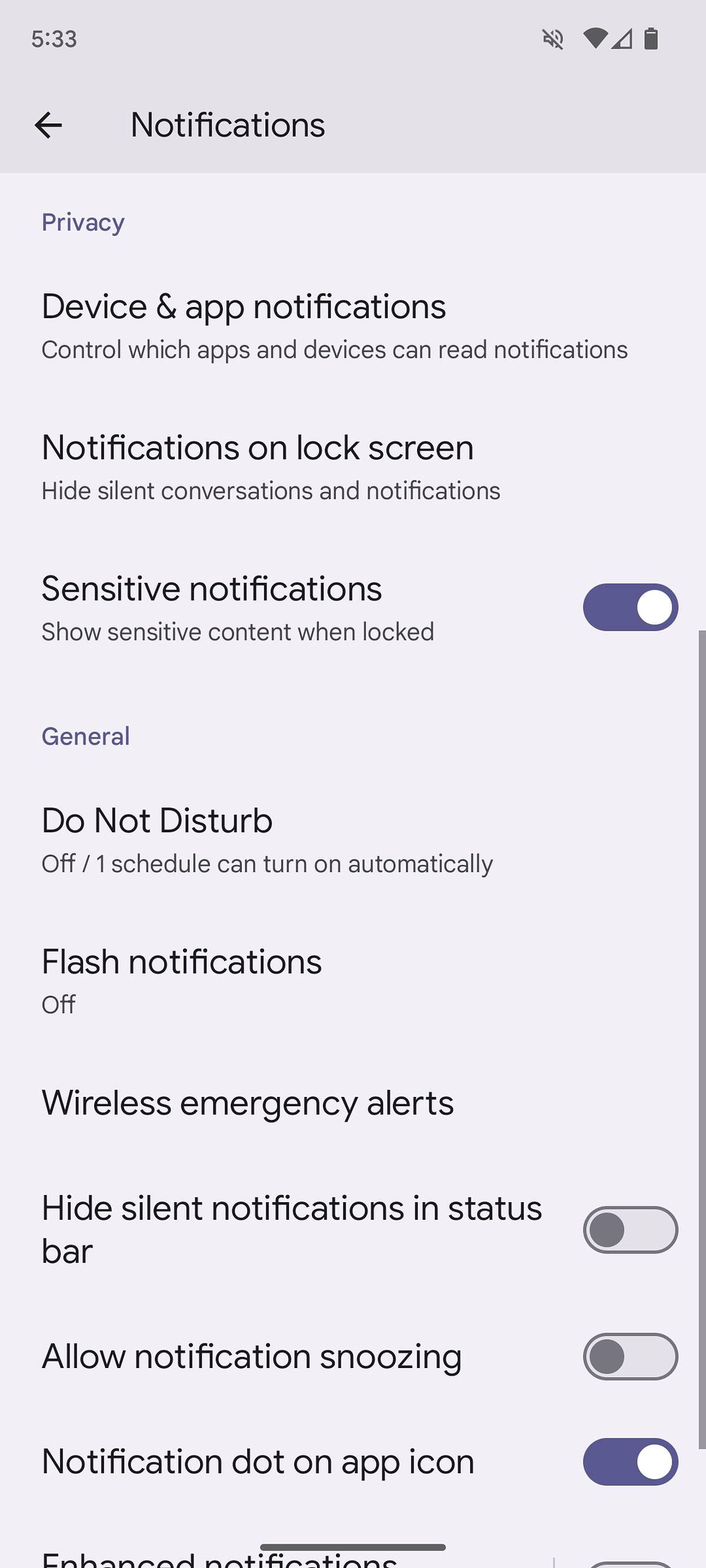 O menu de notificações no Android 14, com notificações flash desativadas.