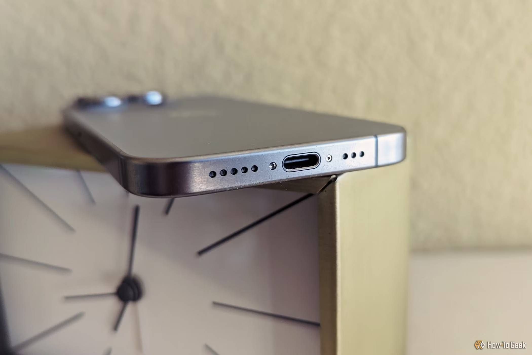 Uma foto inferior do iPhone 15 Pro e sua nova porta USB-C exigida pela UE