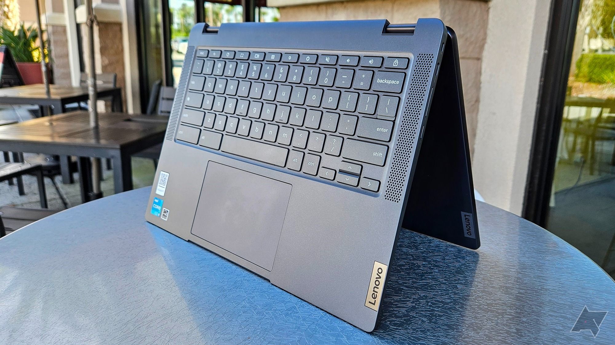 O teclado do Lenovo Chromebook Plus Flex 5i em plena luz enquanto o laptop está no modo tenda