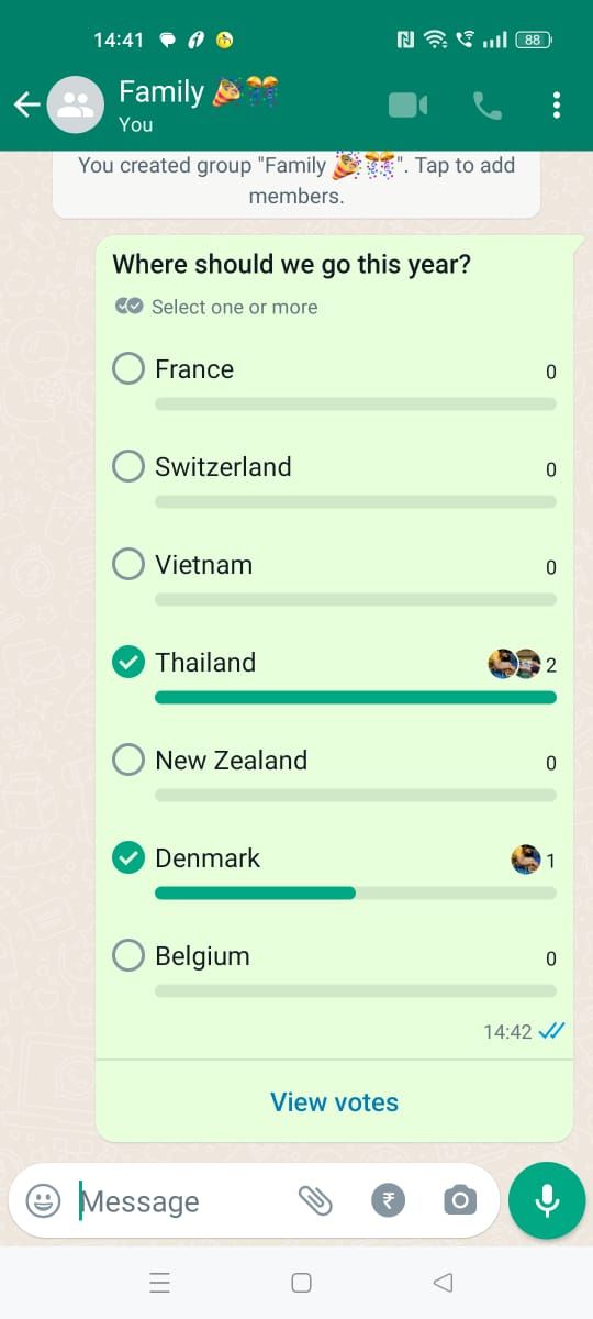 Captura de tela mostrando uma enquete do WhatsApp com ‘Ver votos’ na parte inferior da tela