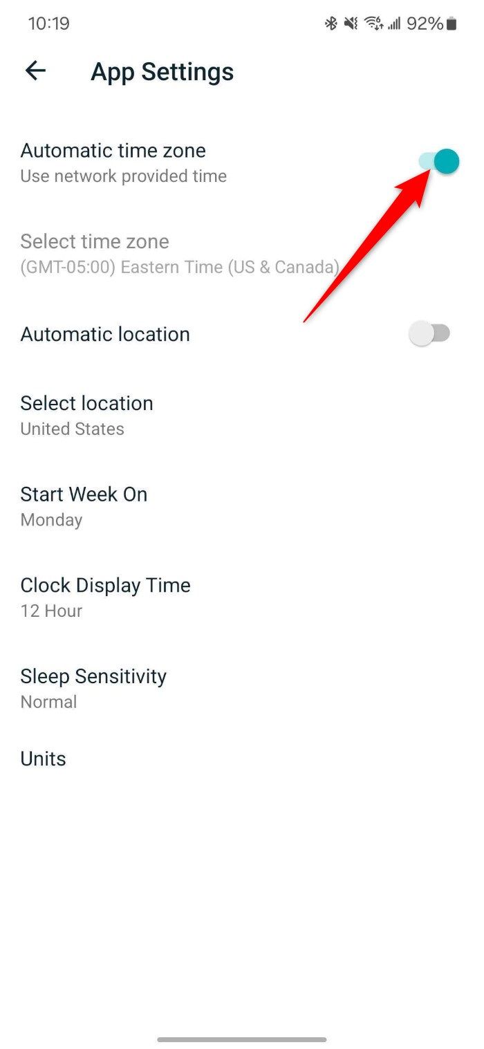 Captura de tela mostrando a alternância automática de fuso horário no aplicativo Fitbit para Android