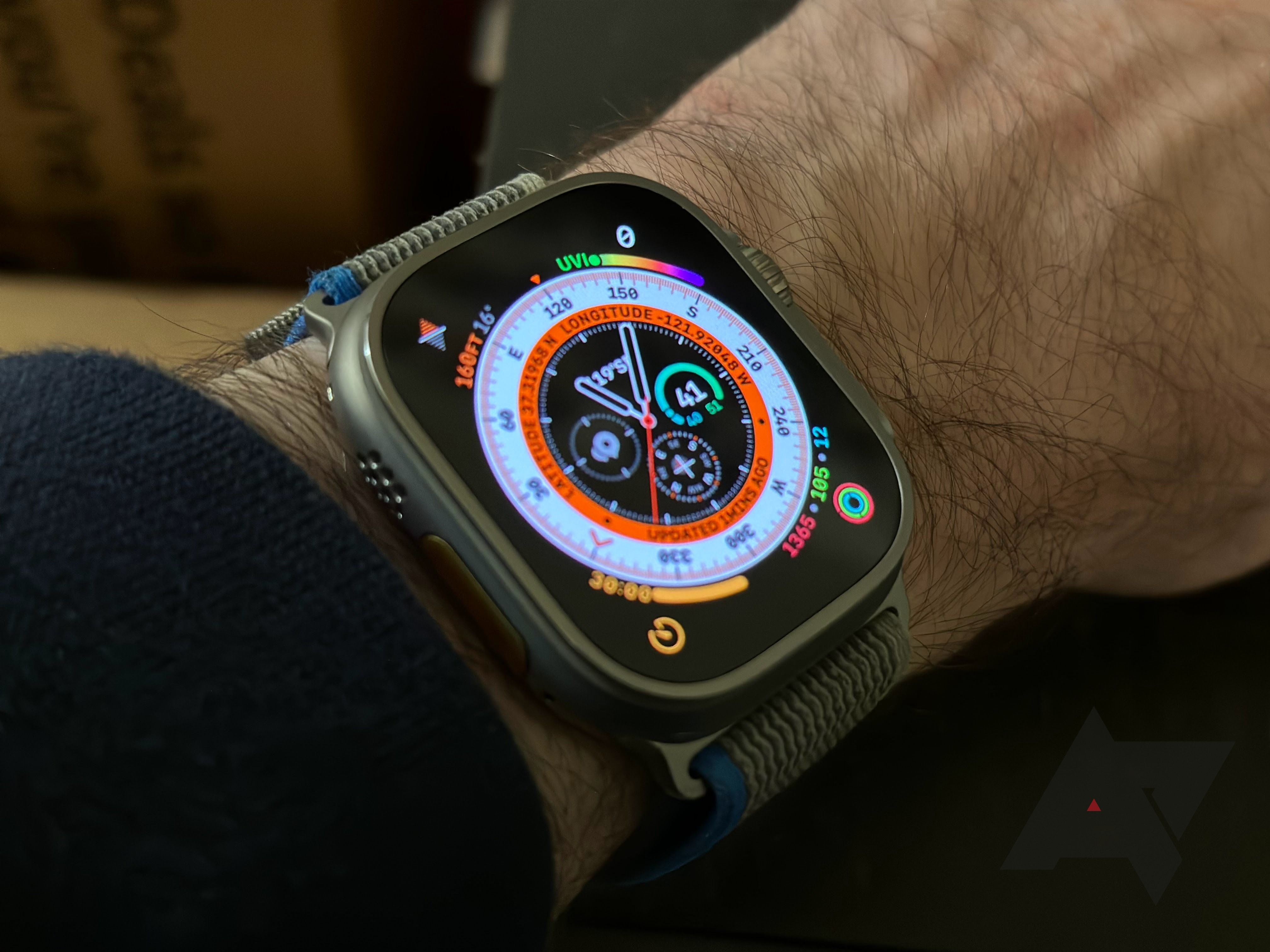 Um Apple Watch Ultra no pulso com um mostrador colorido à mostra.