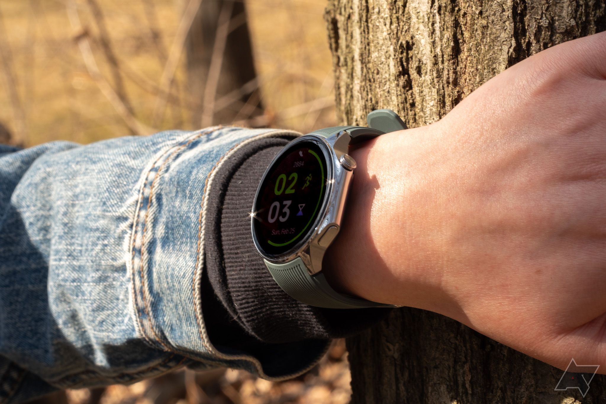 Um smartwatch no braço em um ambiente arborizado