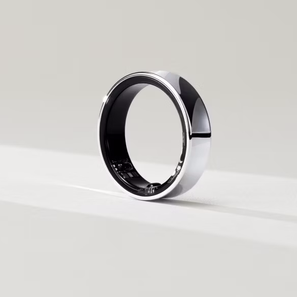 Samsung Galaxy Ring em uma superfície branca