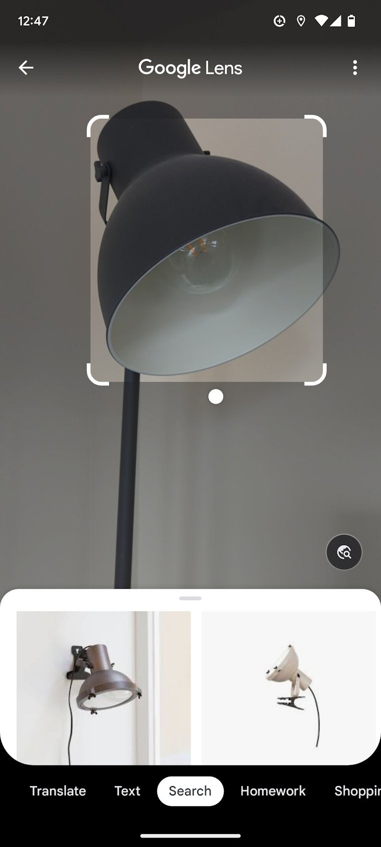Uma captura de tela do aplicativo Google Lens é exibida, mostrando os resultados da digitalização de uma lâmpada.