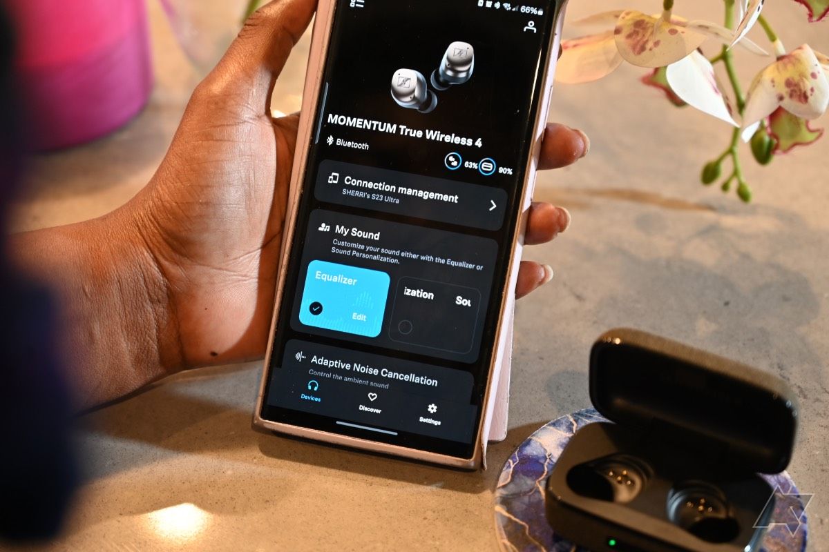 Aplicativo Sennheiser Smart Control no smartphone Samsung Galaxy S23 Ultra próximo ao estojo de carregamento Sennheiser Momentum True Wireless 4 aberto