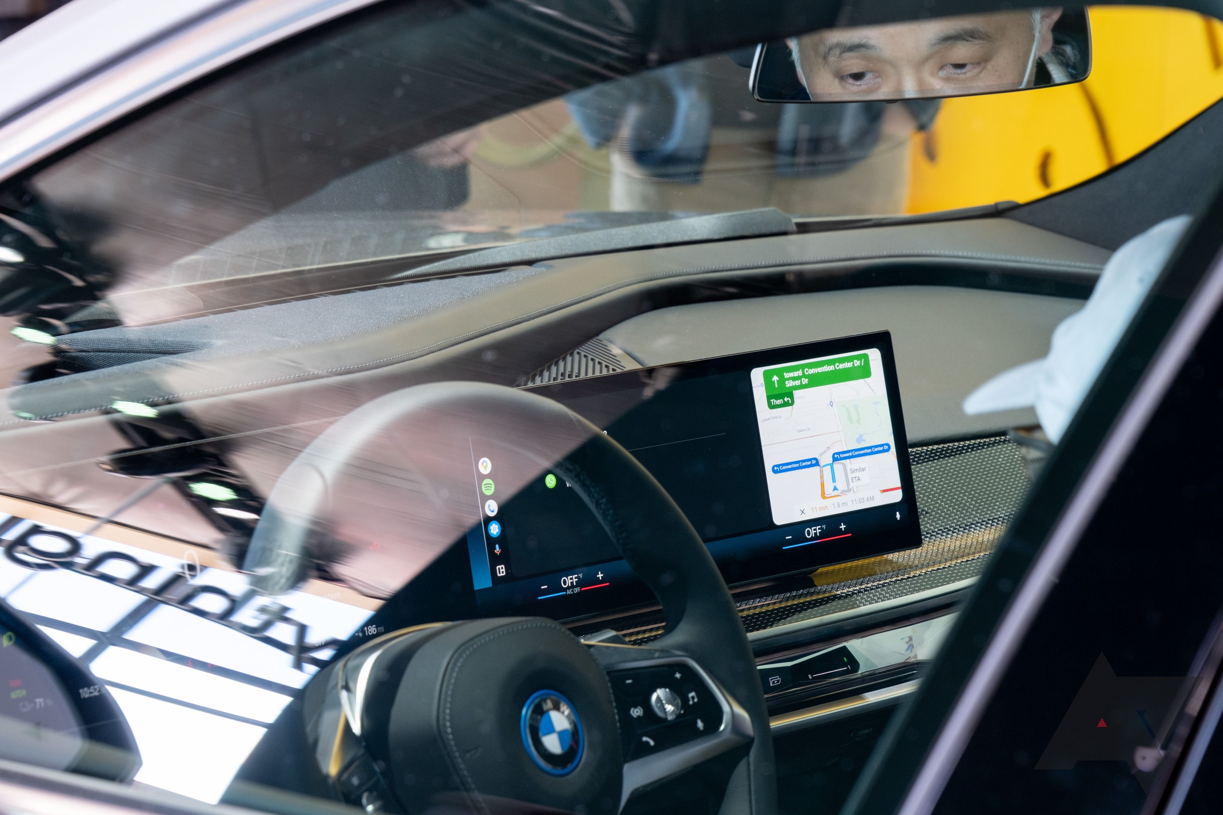 Um painel de carro mostrando o Android Auto na tela