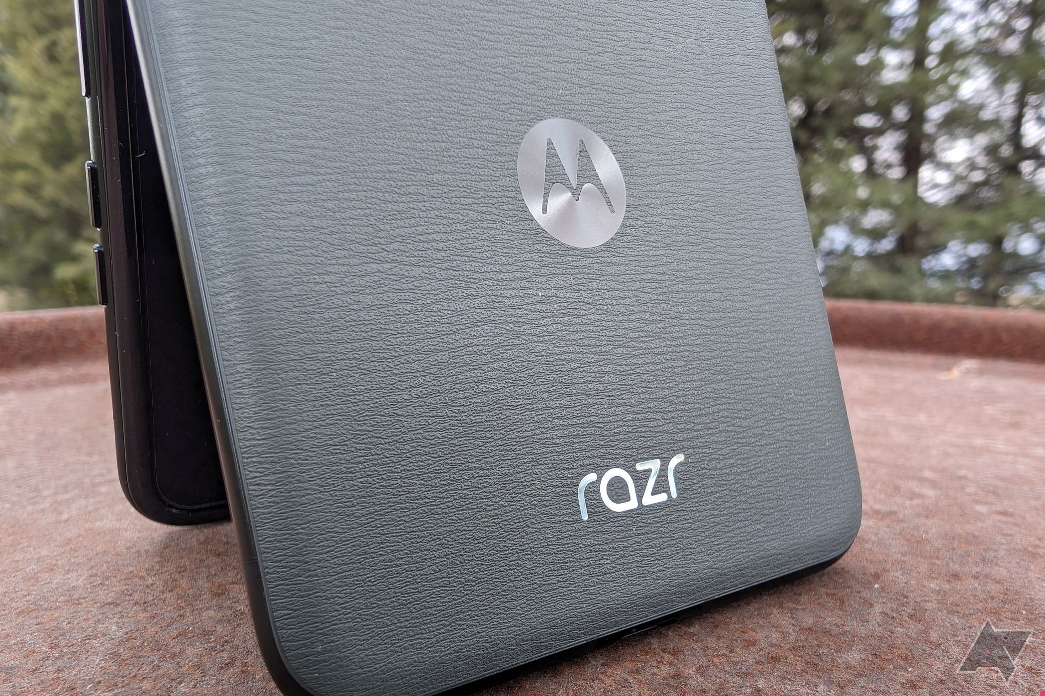 Motorola Razr 2023 parcialmente aberto mostrando o painel traseiro do telefone