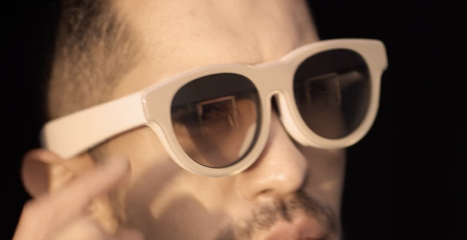 Protótipo de óculos AR da Samsung usado por um homem com barba