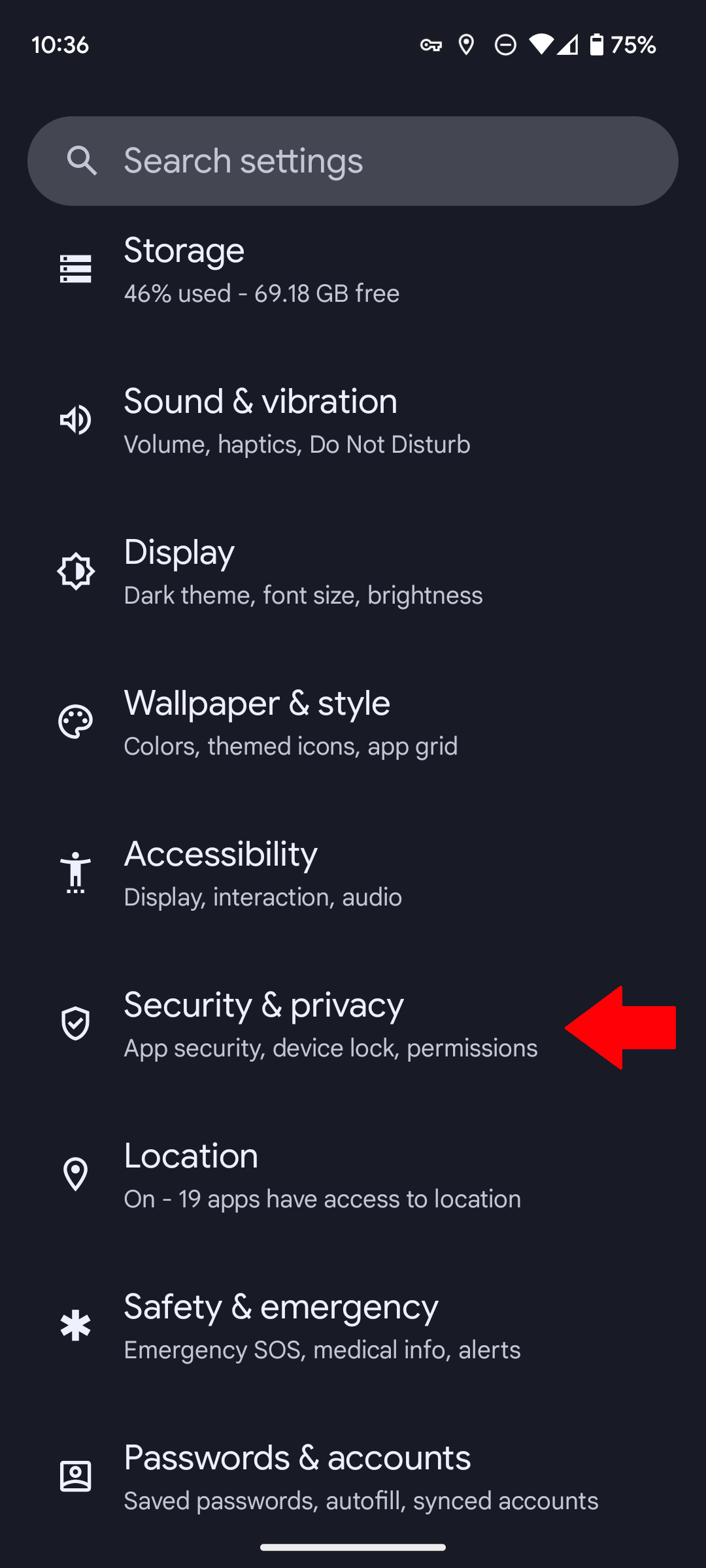 Uma captura de tela do aplicativo Configurações em um telefone Google Pixel com uma seta vermelha apontando para a opção Segurança e privacidade
