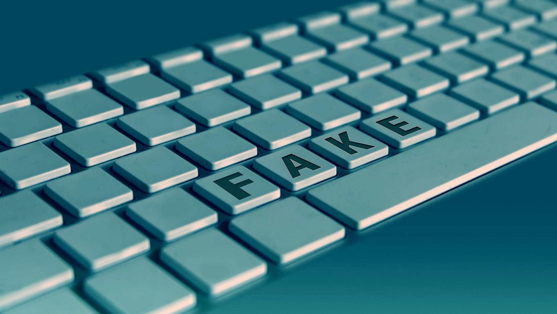 Uma renderização digital de um teclado com um conjunto de teclas soletrando 'FAKE'