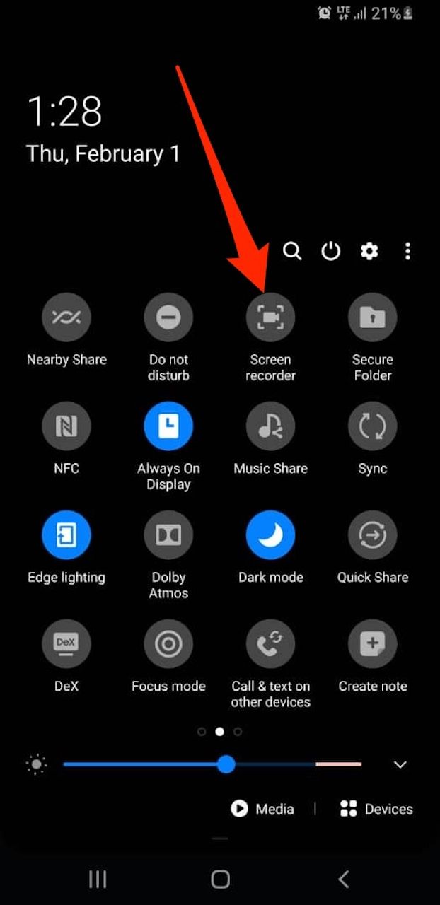 Selecionando o botão Gravador de tela nas configurações rápidas do Android