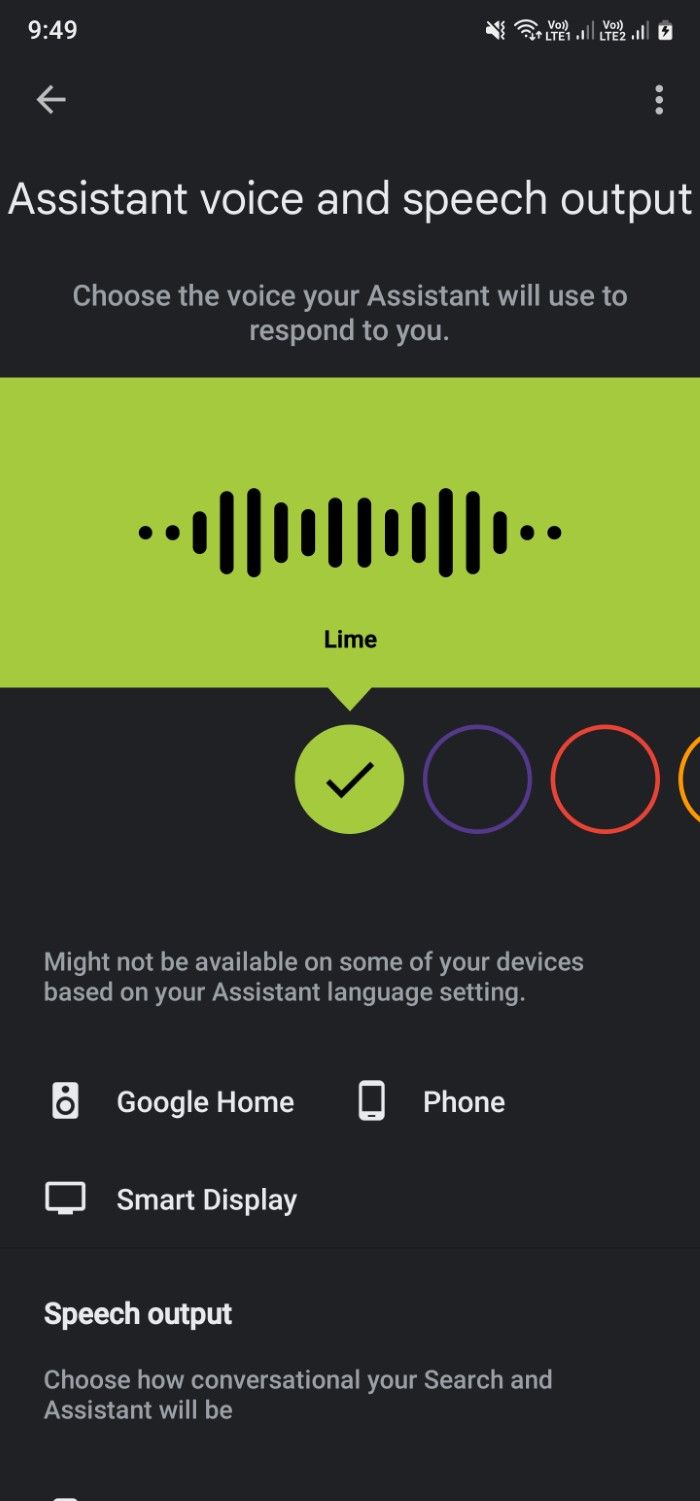 Captura de tela mostrando a página de seleção de voz do Google Assistente no Google app